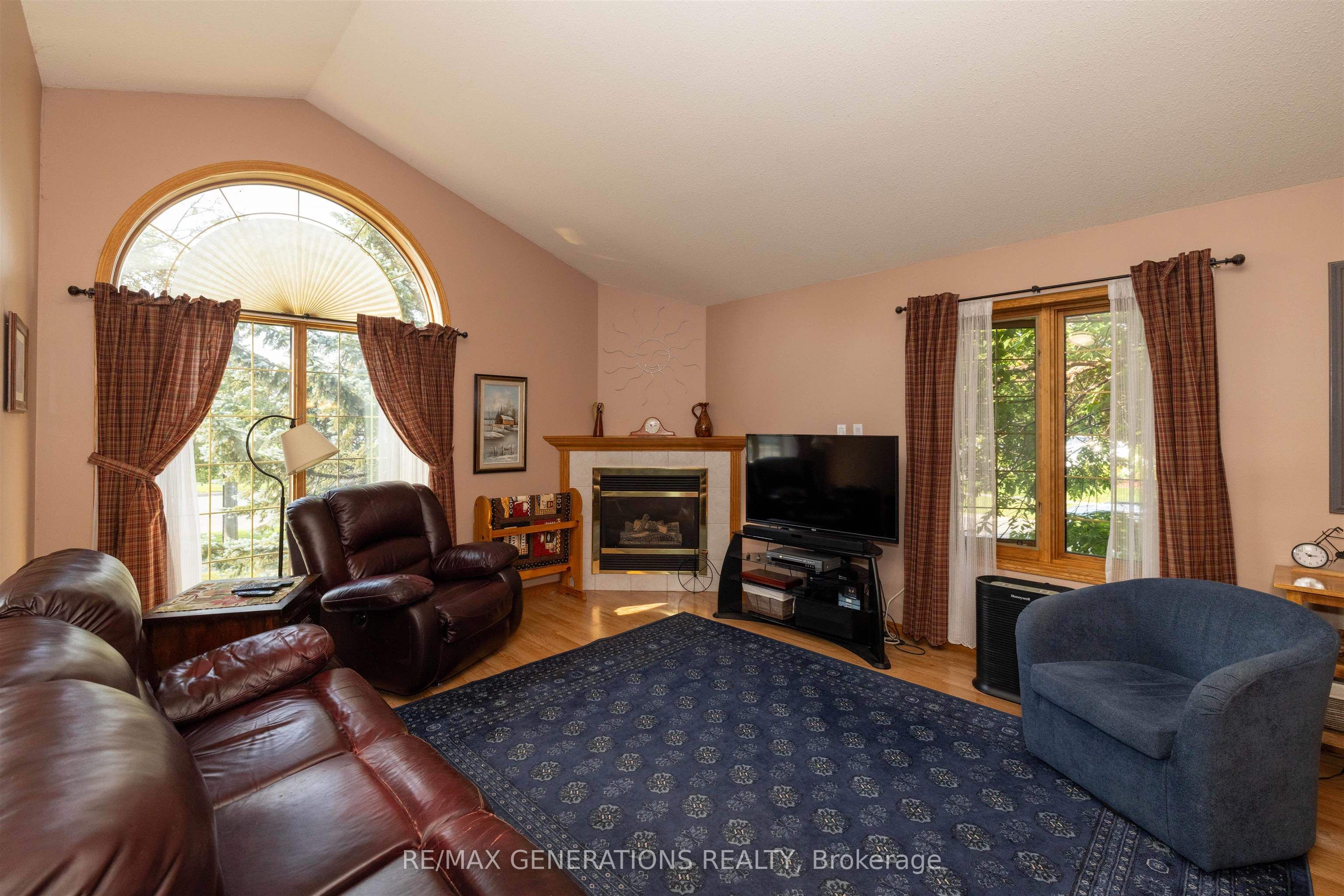 757 Porcupine Boulevard, Thunder Bay, ON P7C 5Y9 photo 3