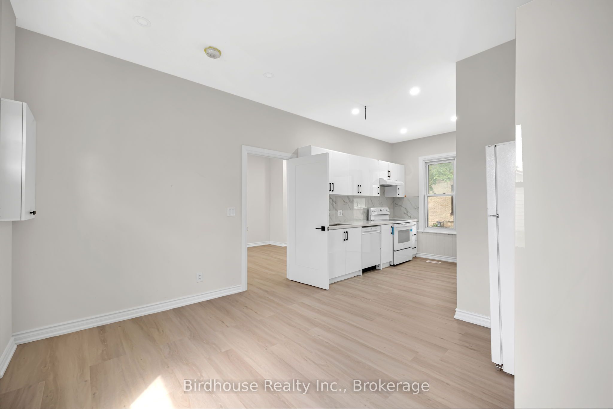 108 Lindsay Street S, Kawartha Lakes, ON K9V 2M6 photo 2