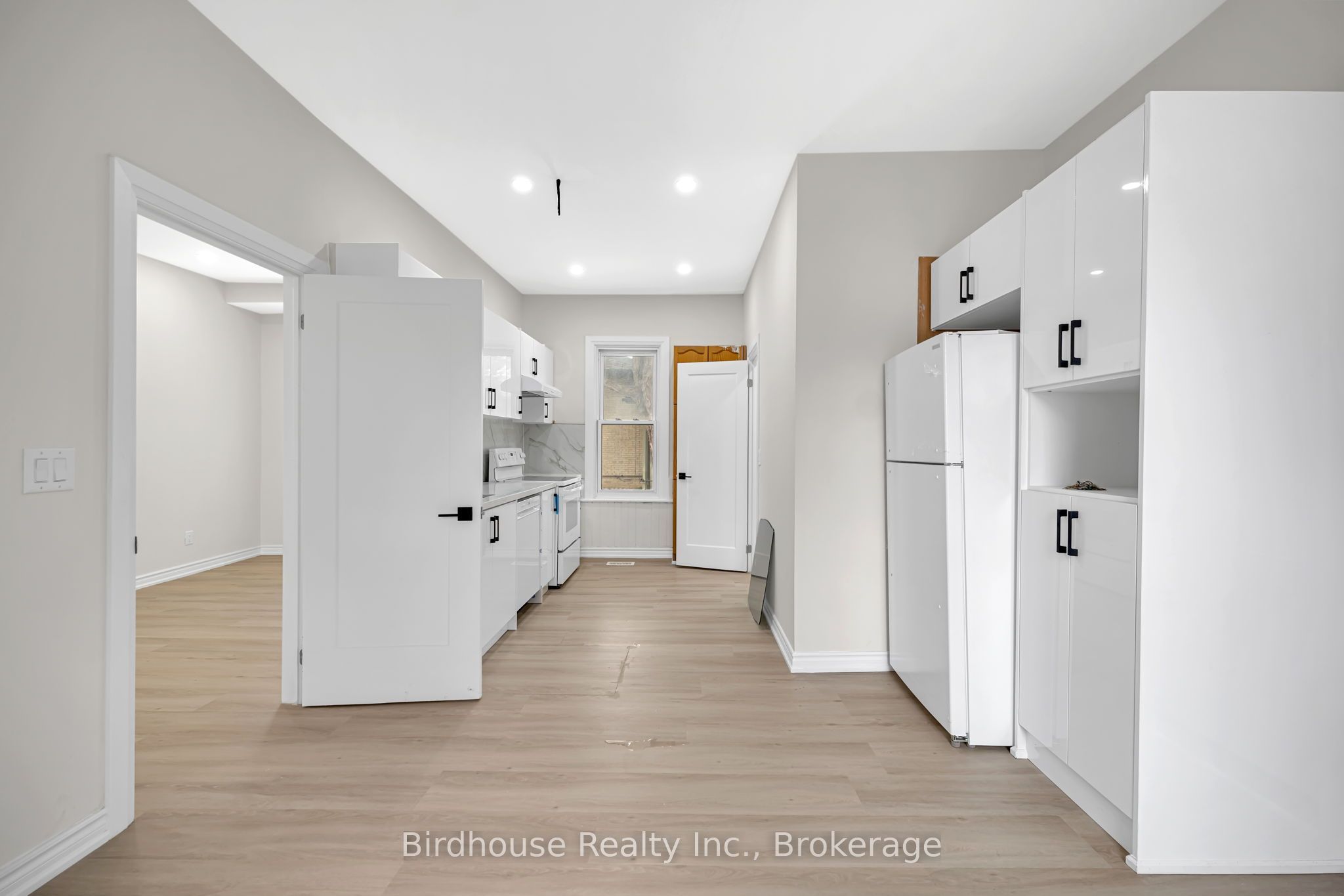 108 Lindsay Street S, Kawartha Lakes, ON K9V 2M6 photo 3
