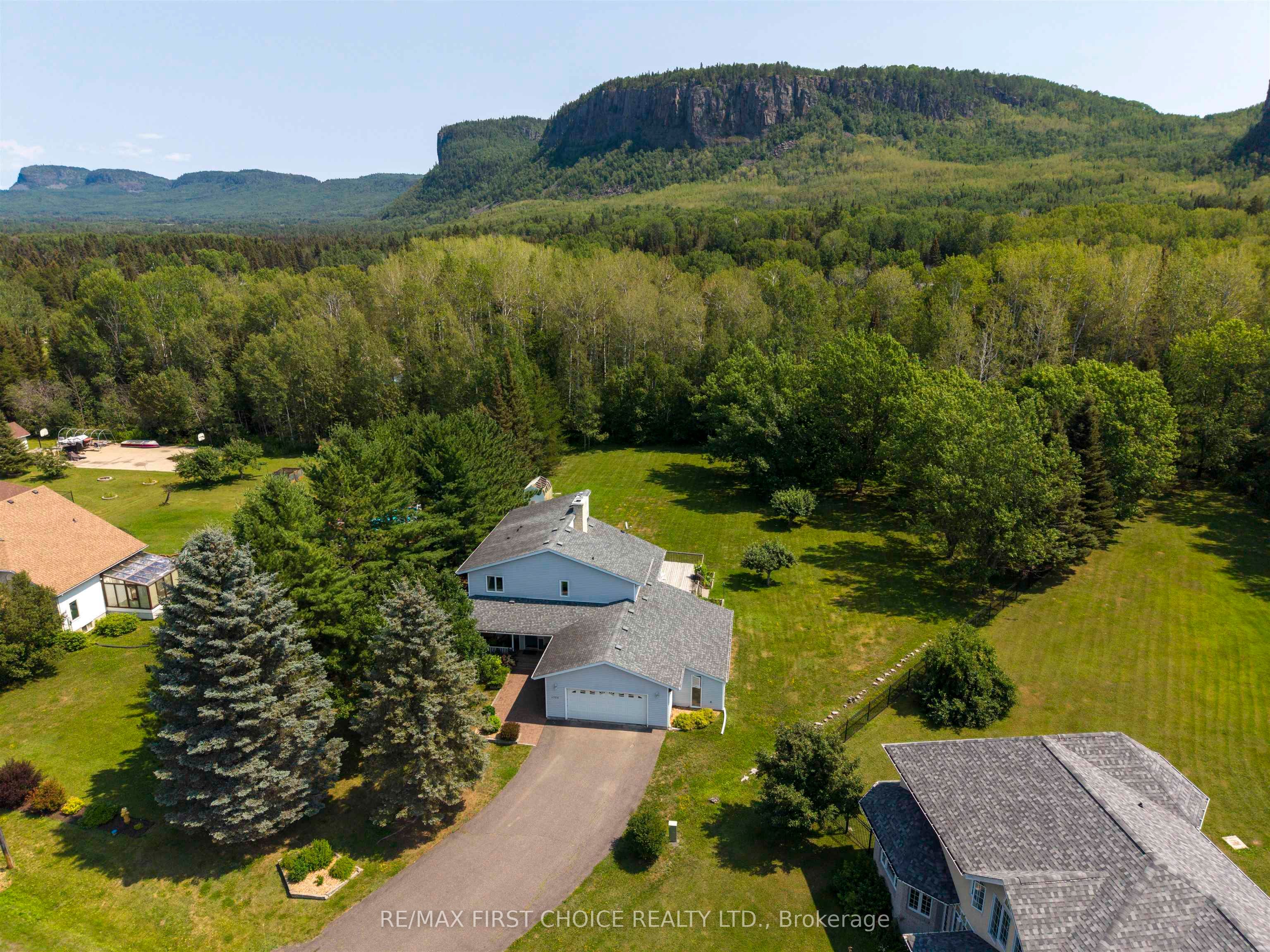 4306 Oak Heights Place, Thunder Bay, ON P7J 1A8 photo 2