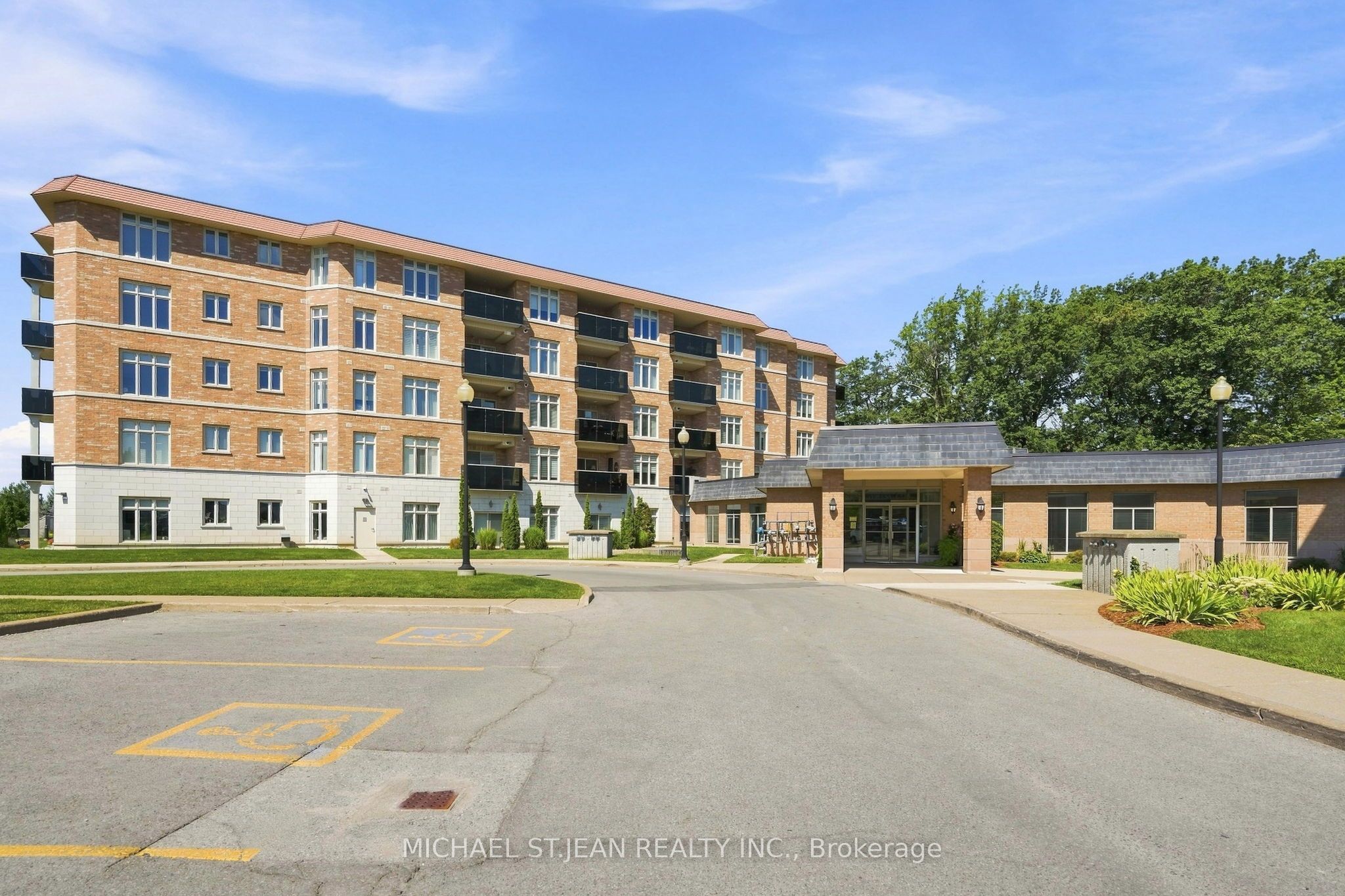 8111 Forest Glen Drive 521, Niagara Falls, ON L2H 2Y7 photo 2
