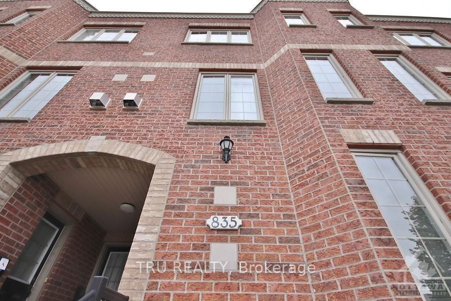 835 Longfields Drive, Barrhaven, ON K2J 5N2 photo 3