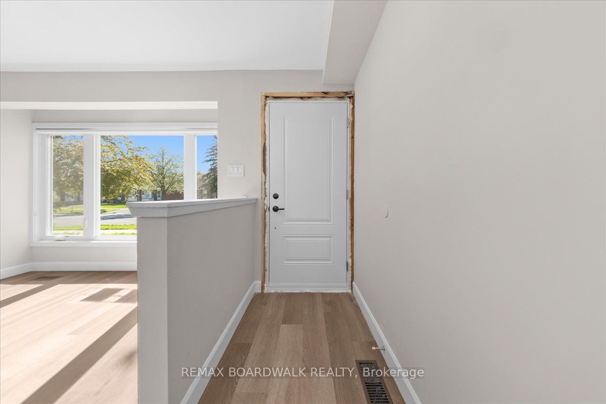 999 Meadowlands Drive, Mooneys Bay - Carleton Heights and Area, ON K2E 7Z8 photo 2