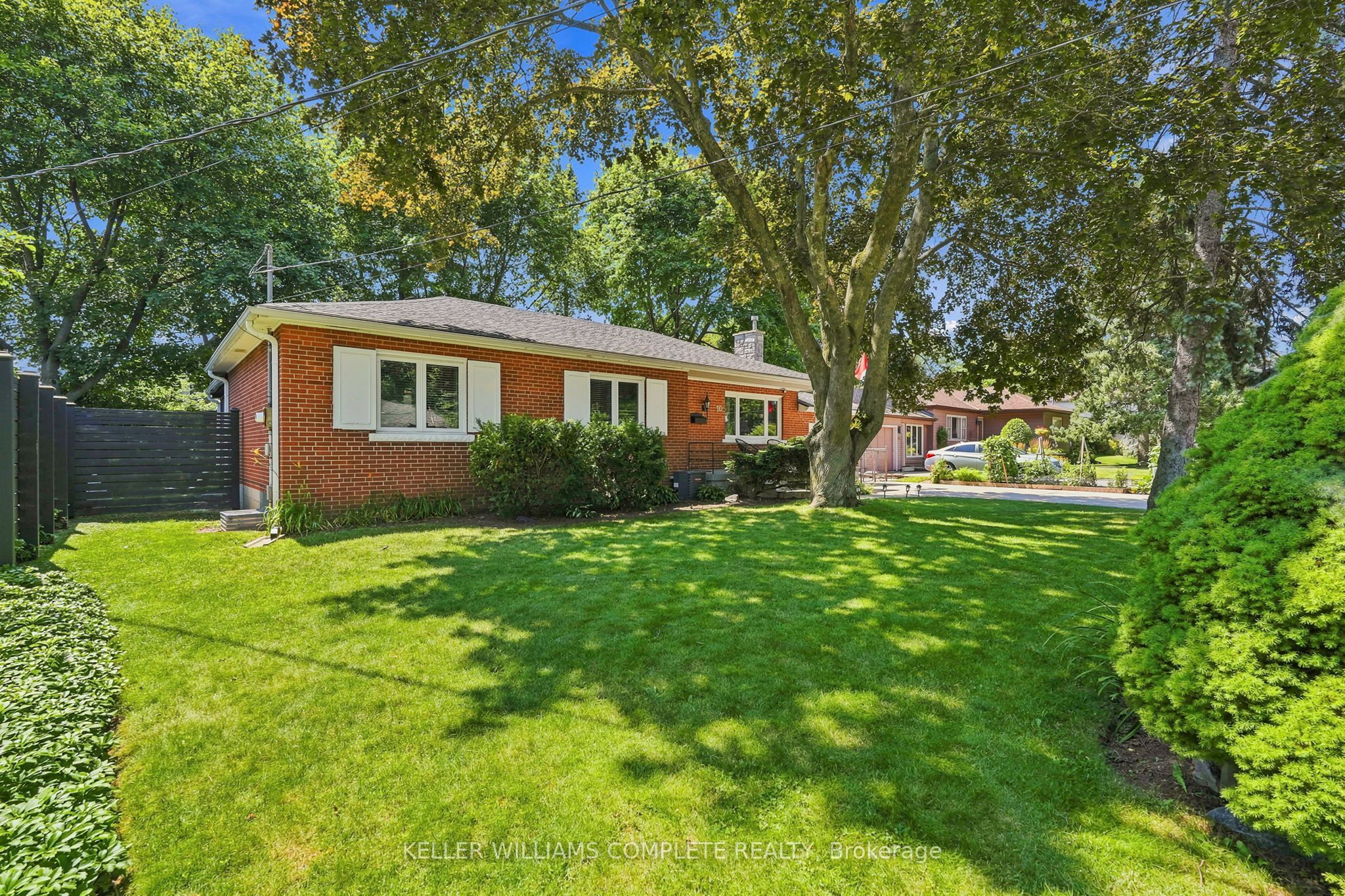 70 Floresta Court, Hamilton, ON L9G 1R8 photo 2