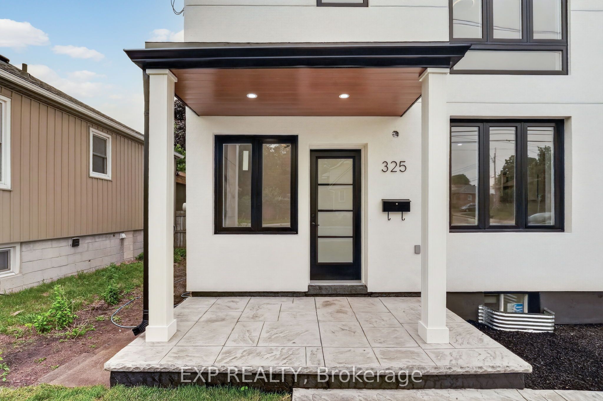 325 Queensdale Avenue E, Hamilton, ON L9A 1L5 photo 4