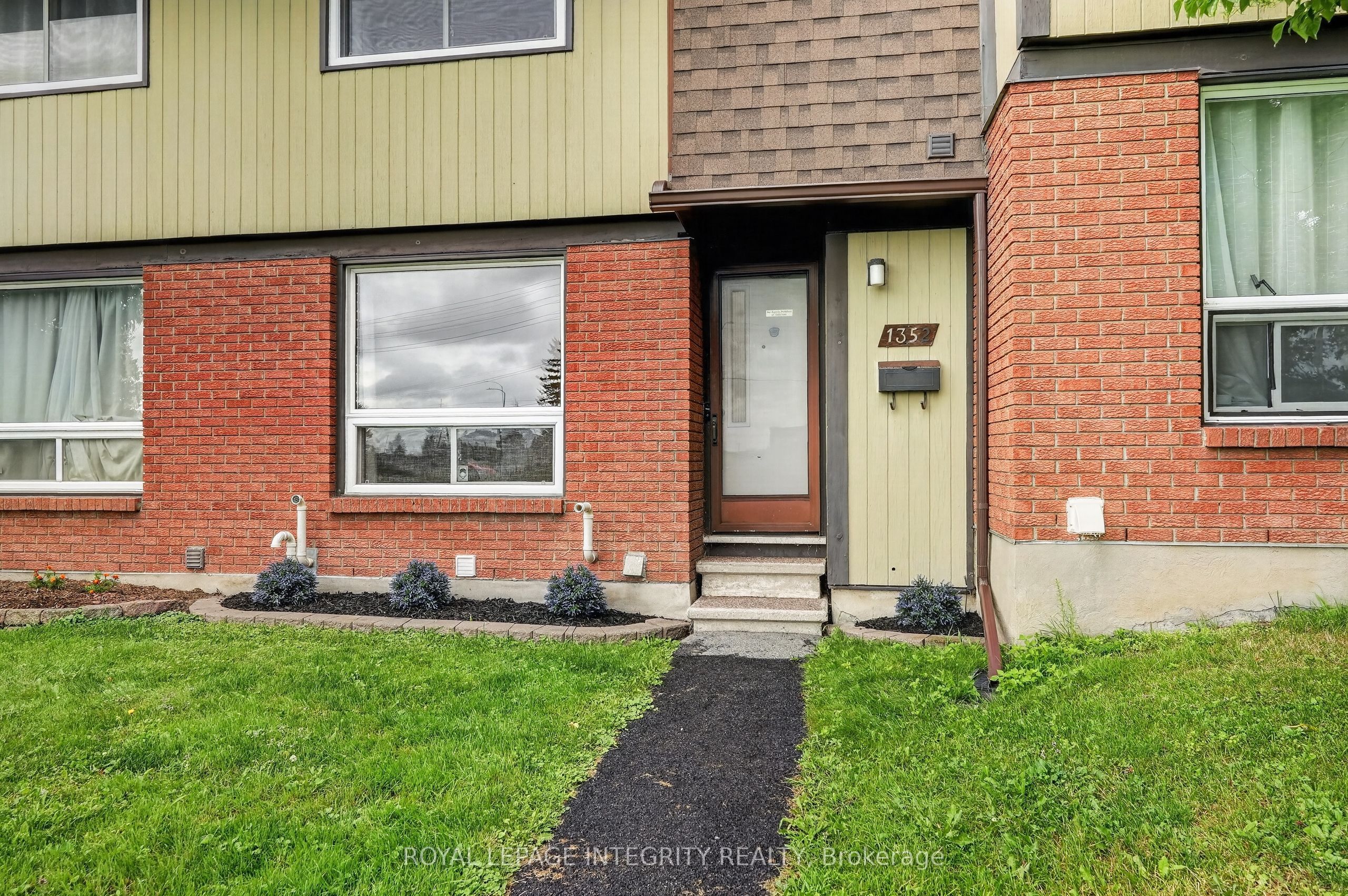 1352 Bakker Court, Orleans - Convent Glen and Area, ON K1C 2K4 photo 2
