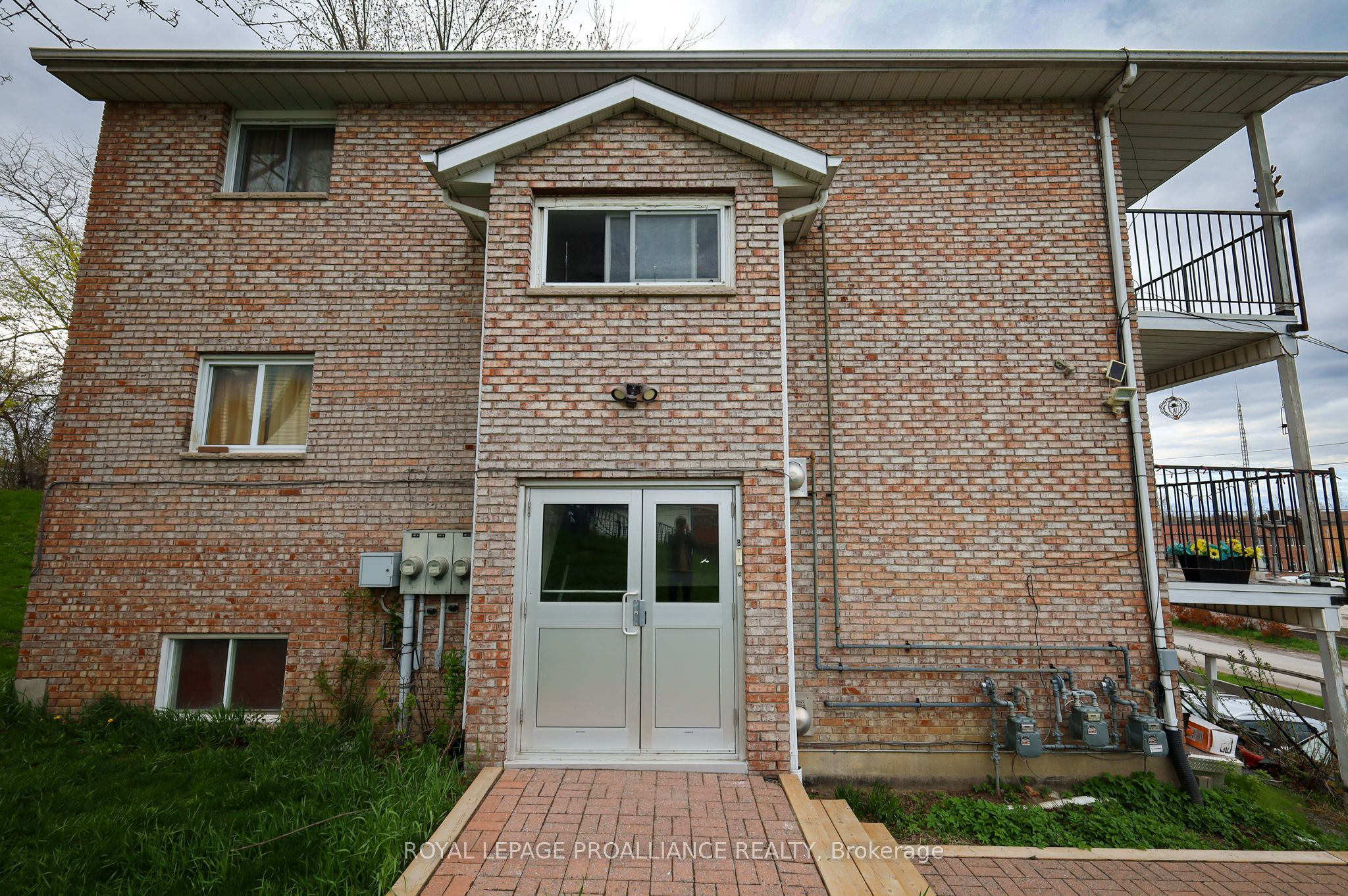 60 Wallbridge Crescent, Belleville, ON K8P 1Z4 photo 2