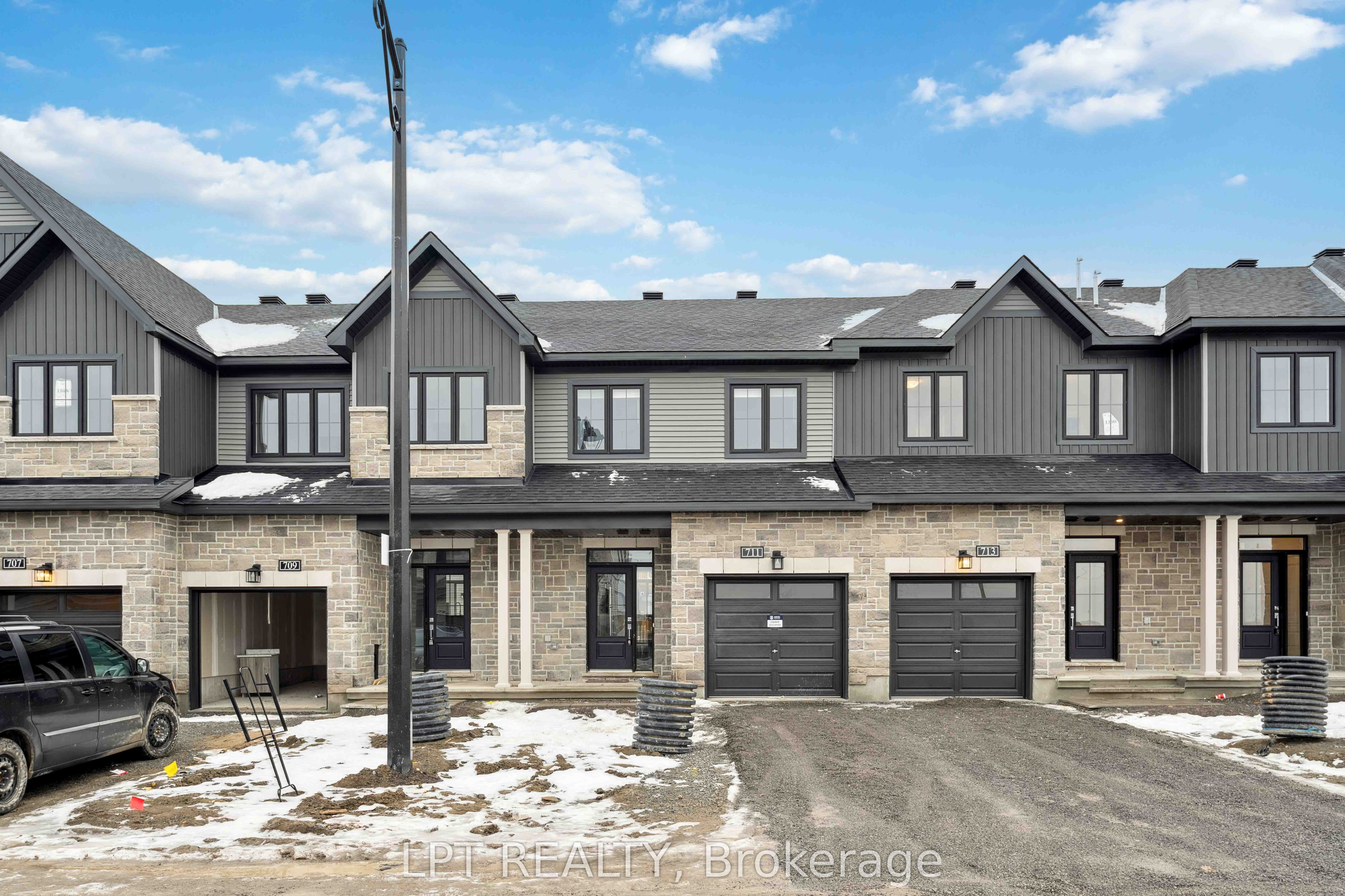 711 Fairline Row, Kanata, ON K2V 0M4