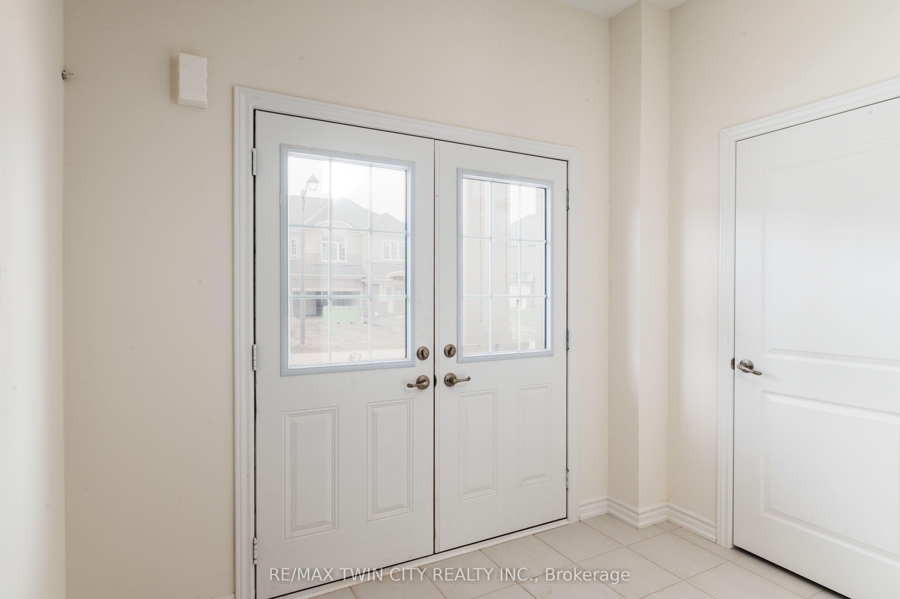 33 Dennis Avenue, Brantford, ON N3V 0B9 photo 3