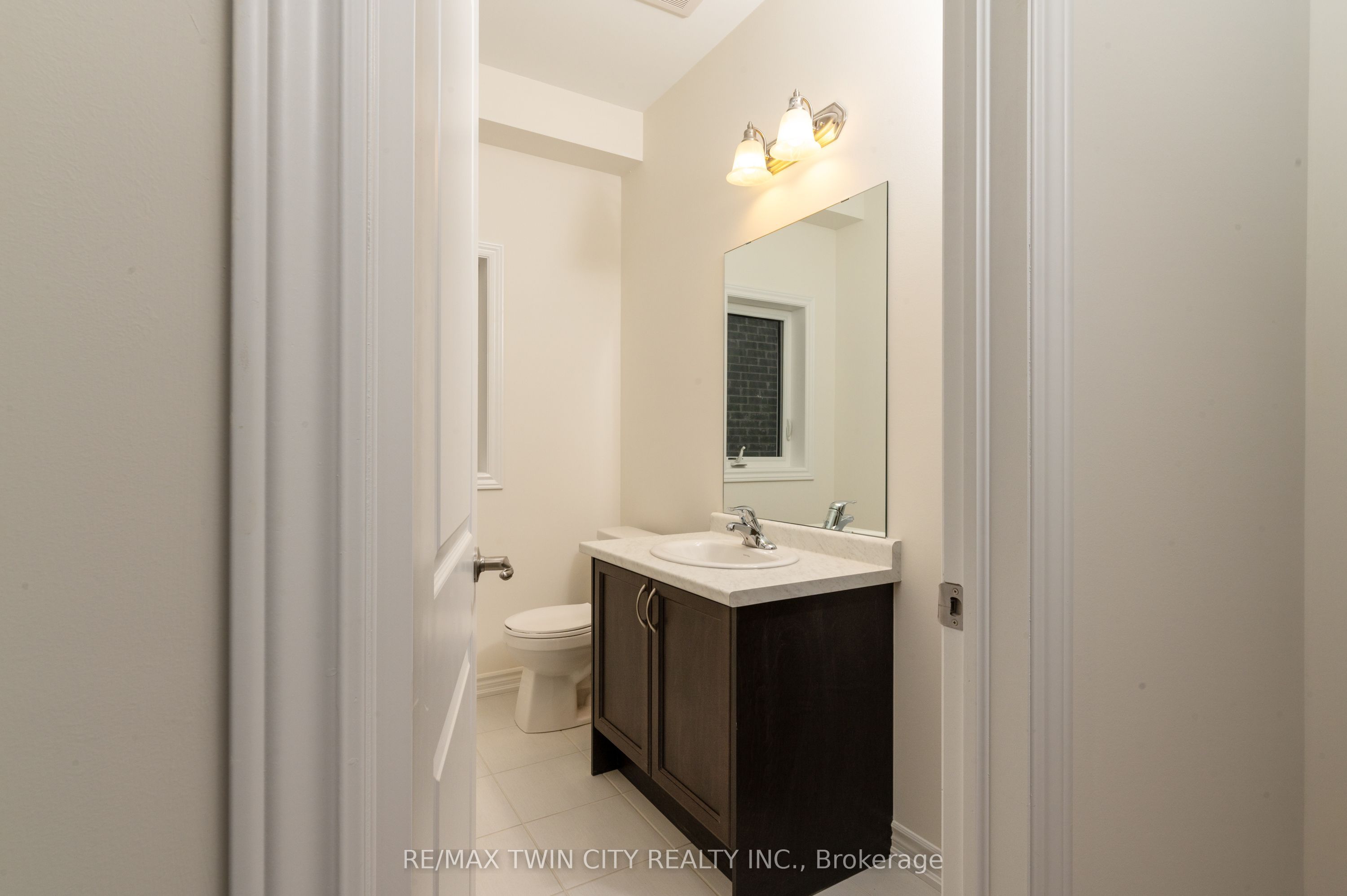 33 Dennis Avenue, Brantford, ON N3V 0B9 photo 4