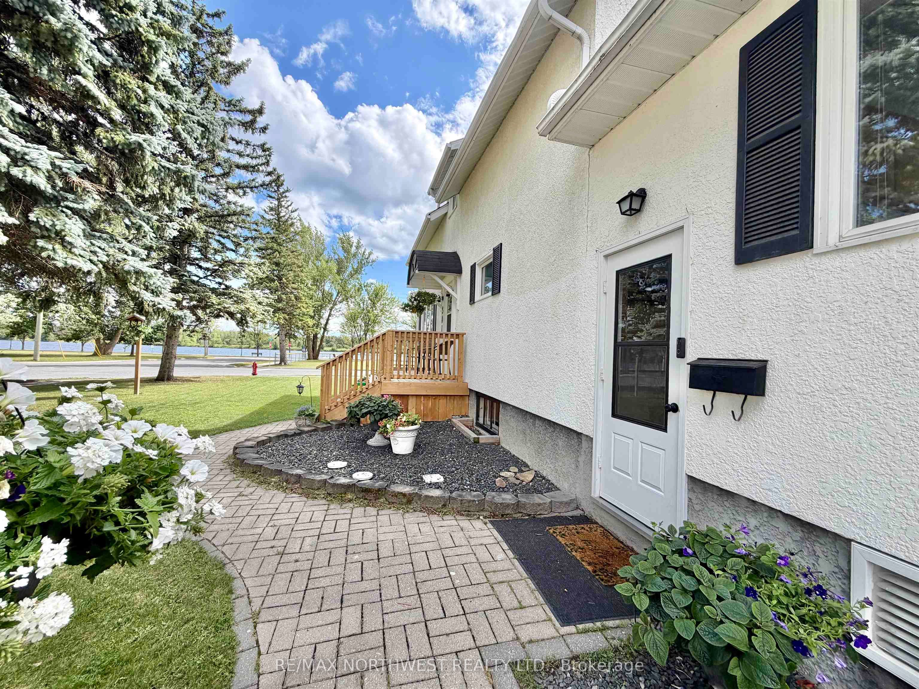 301 Butler Avenue, Fort Frances, ON P9A 2N8 photo 2