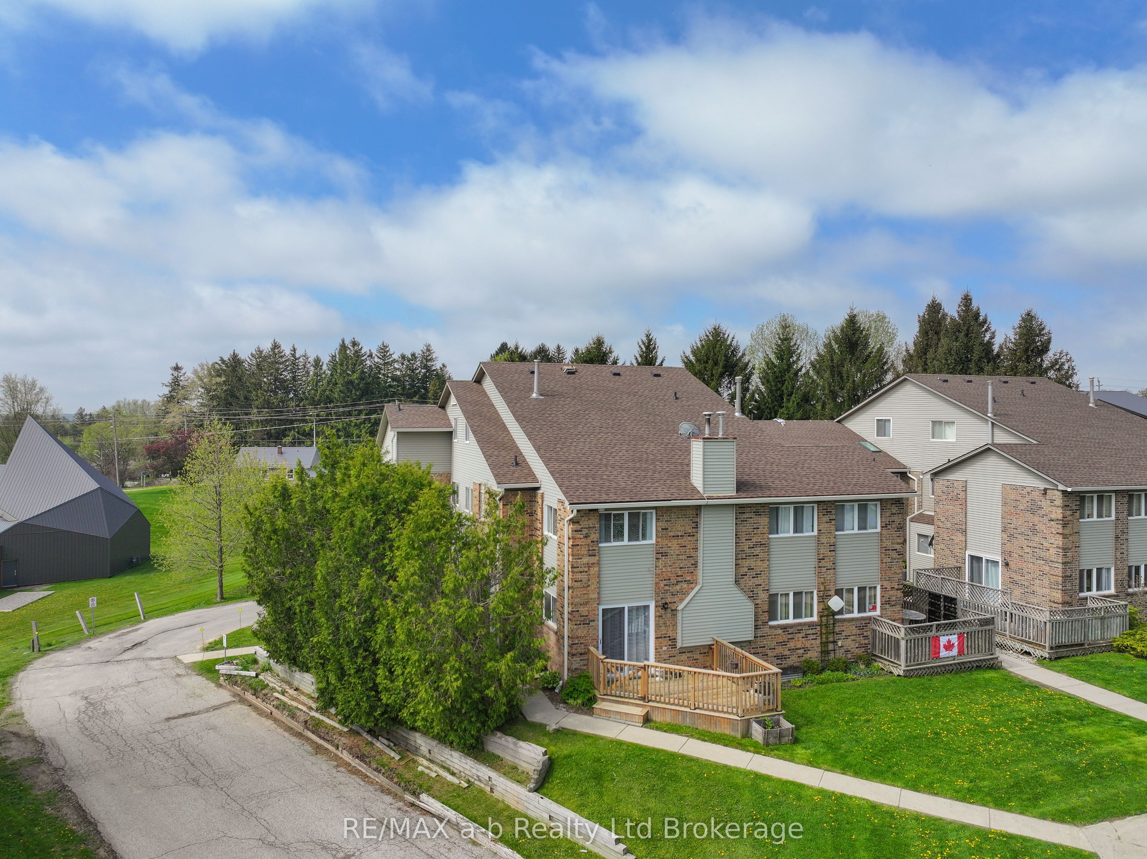 19 WREN Court 8, Tillsonburg, ON N4G 5K2 photo 2
