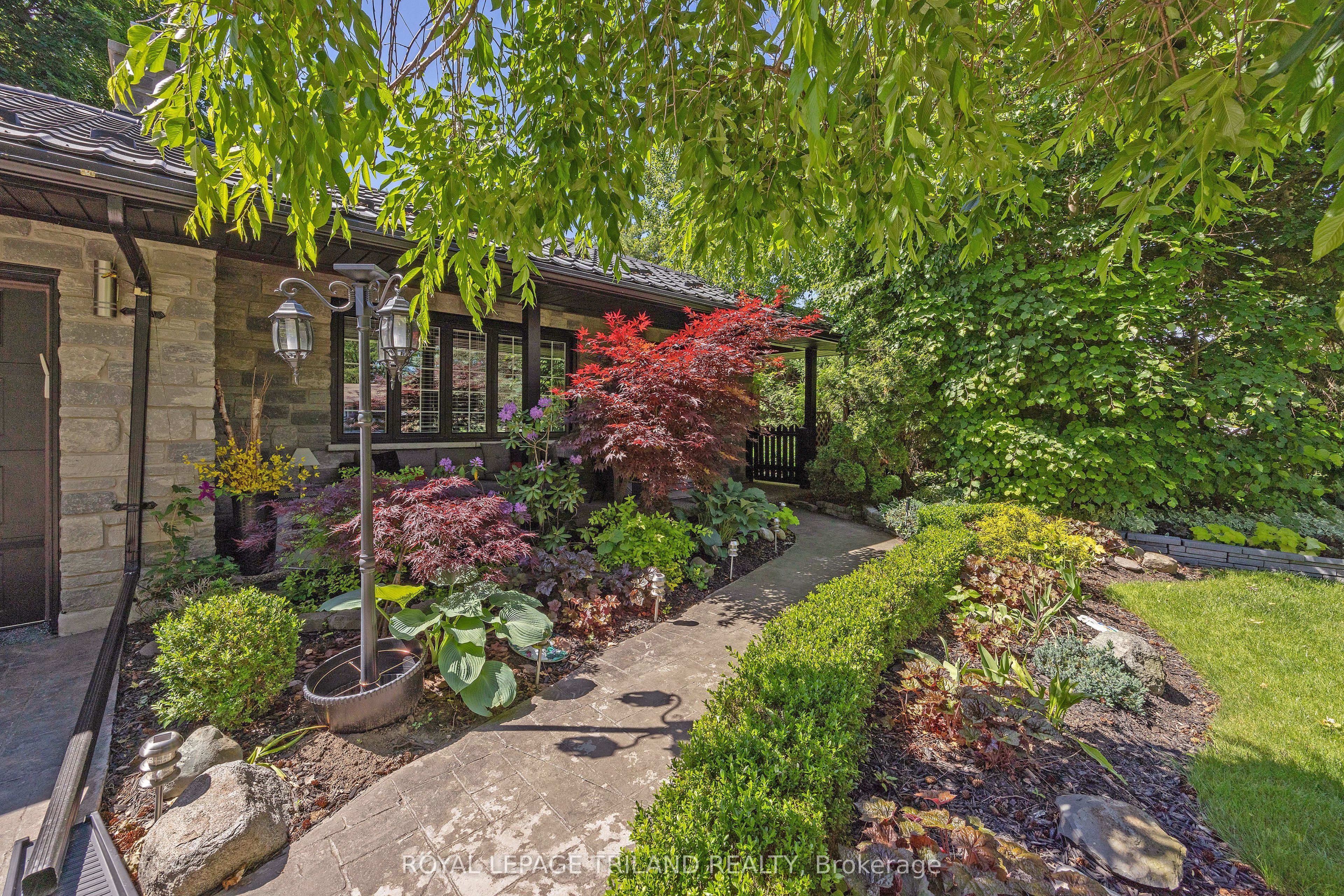 1152 Ivanhill Road, London North, ON N6H 4C1