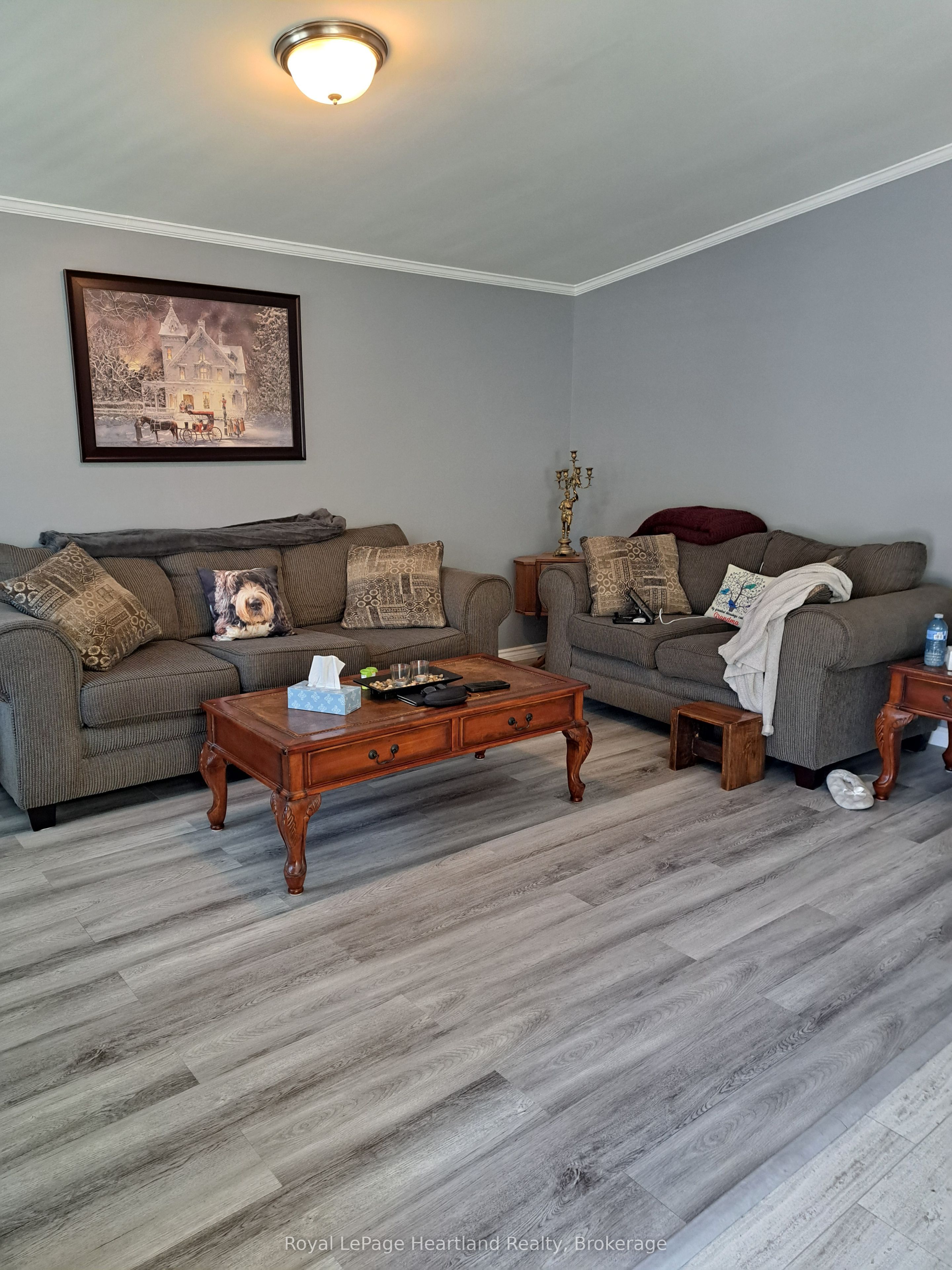 9 Bond Street, Strathroy-Caradoc, ON N7G 0C5 photo 2