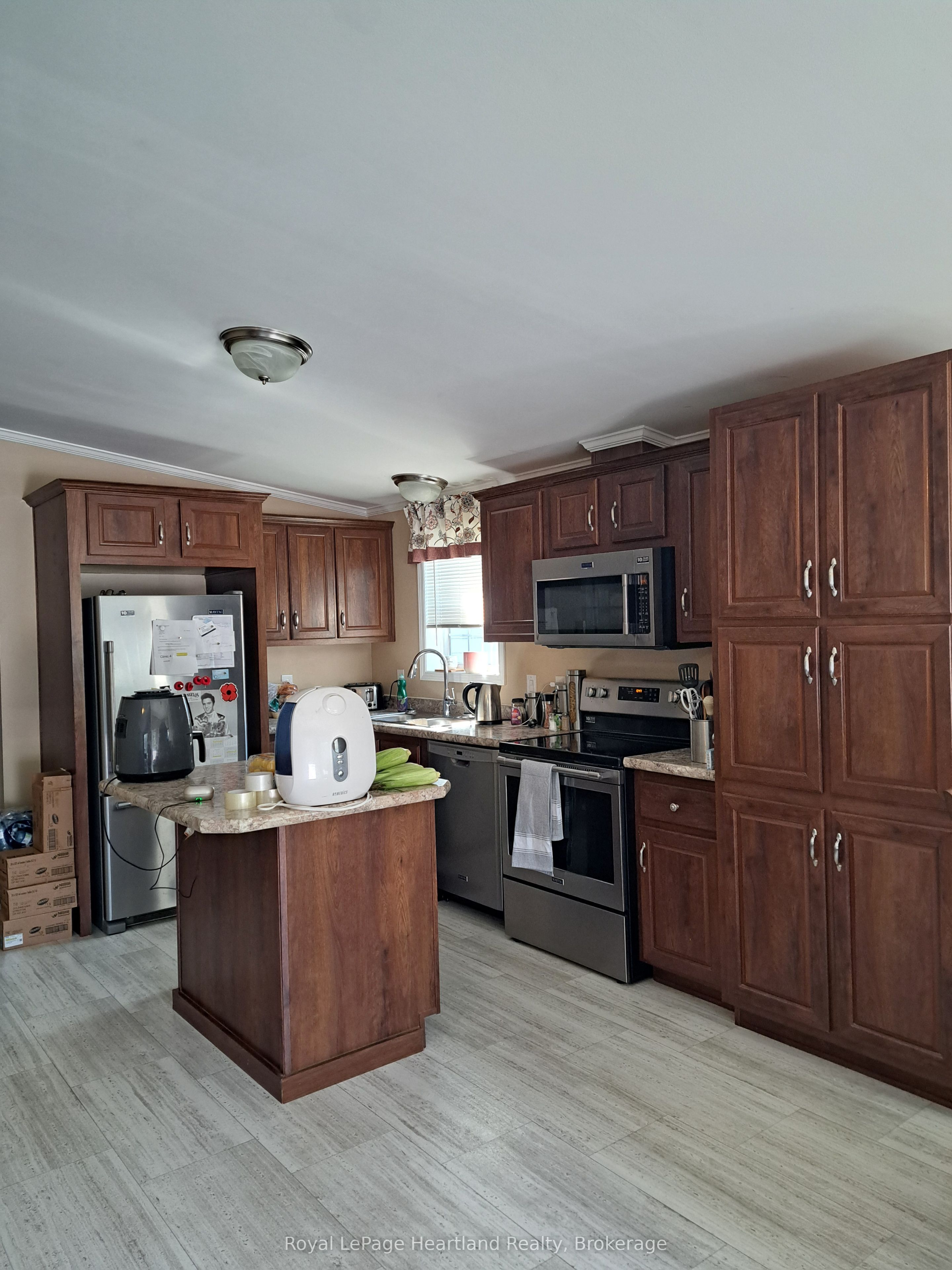 9 Bond Street, Strathroy-Caradoc, ON N7G 0C5 photo 3