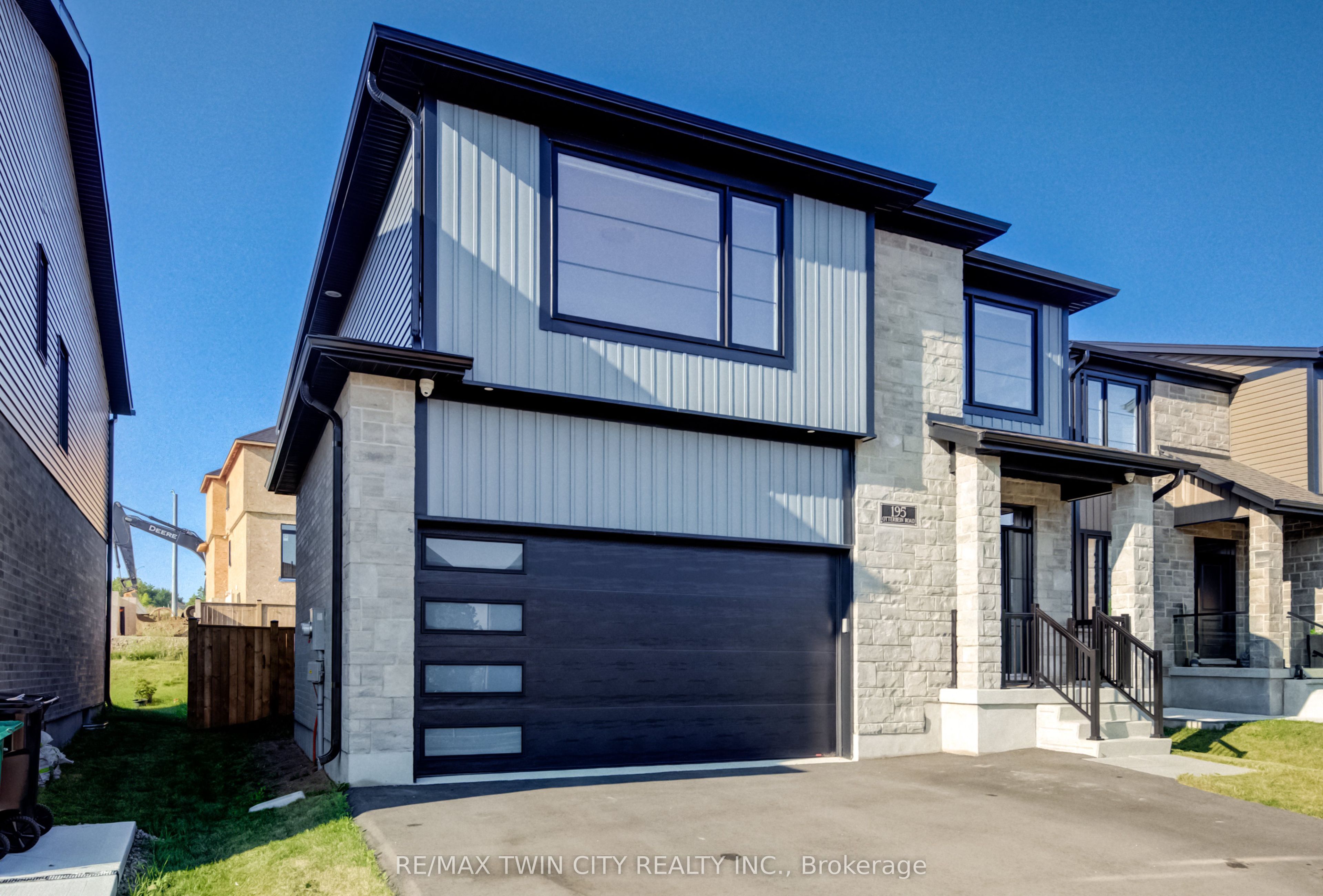 195 Otterbein Road, Kitchener, ON N2B 0A8 photo 2