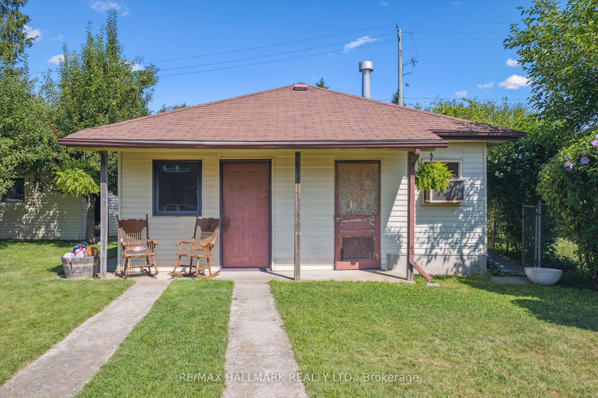 32 Warwick Court, Kitchener, ON N2E 2P1 photo 2