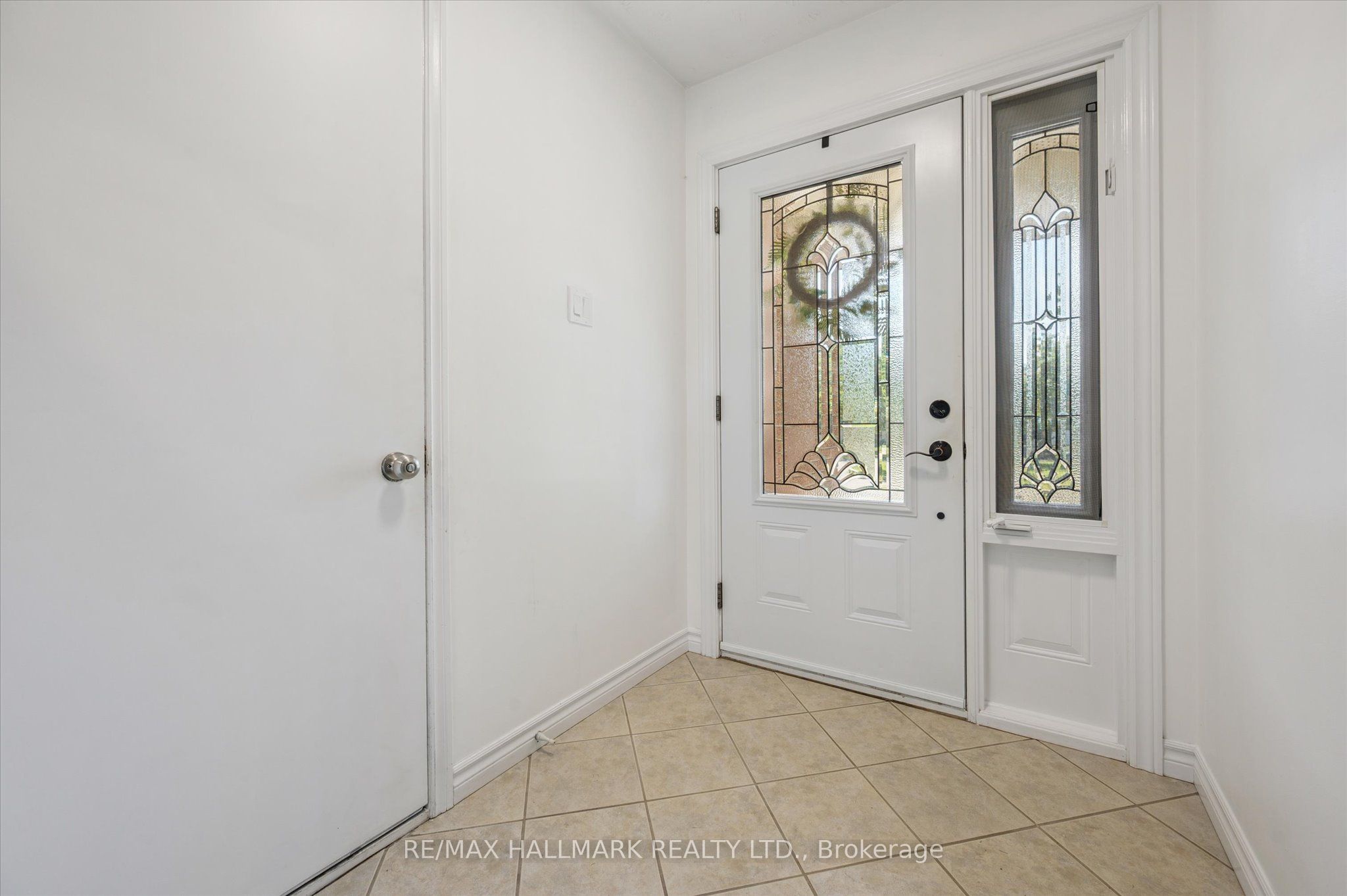 32 Warwick Court, Kitchener, ON N2E 2P1 photo 4