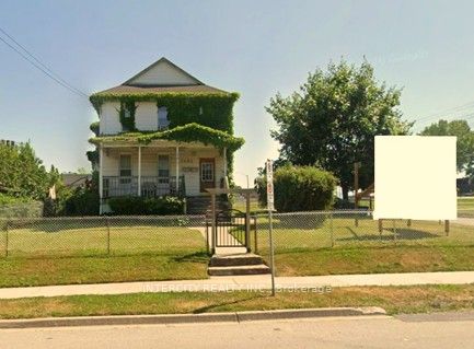 5602 Robinson Street, Niagara Falls, ON L2G 2A8