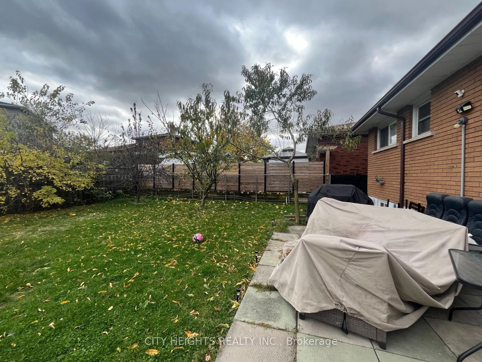 207 Mount Albion Road, Hamilton, ON L8K 6K1 photo 2