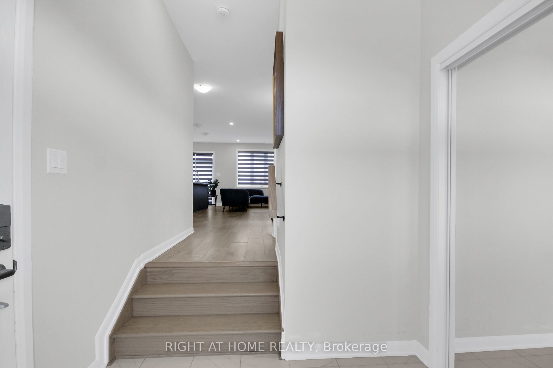 1020 Ballyhale Heights, Barrhaven, ON K2J 6Y6 photo 4