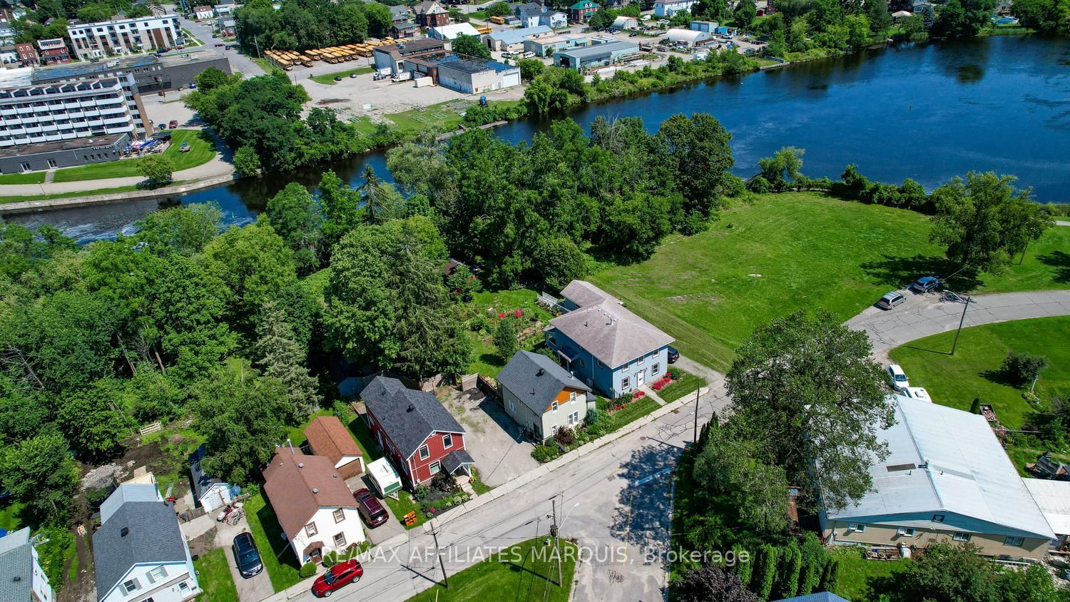 20 RIVER Street, Smiths Falls, ON K7A 3S2 photo 2