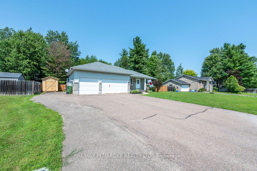 256 Oriole Crescent, Petawawa, ON K8H 0A7 photo 2
