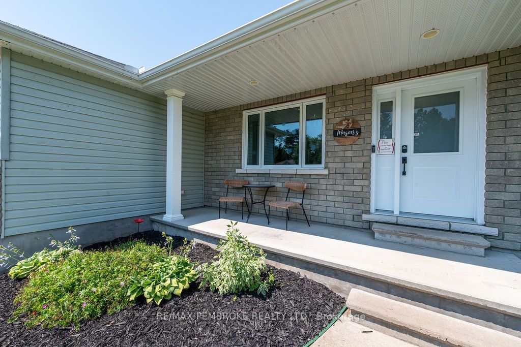 256 Oriole Crescent, Petawawa, ON K8H 0A7 photo 5