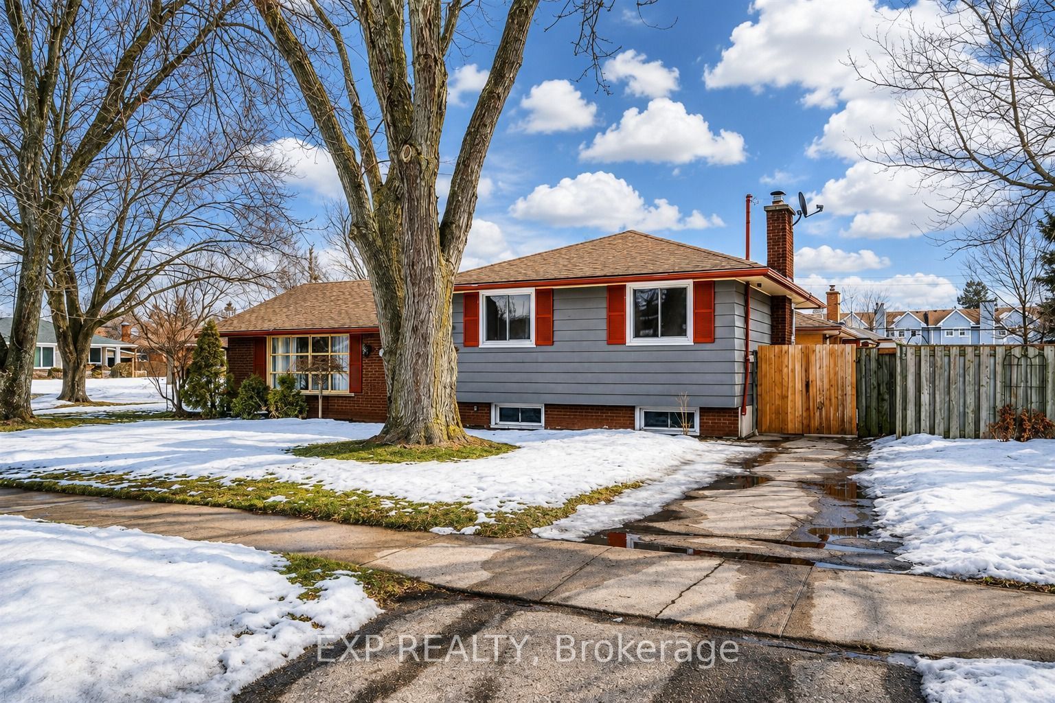 33 FAIRLAWN Road, Kitchener, ON N2C 1X8 photo 2