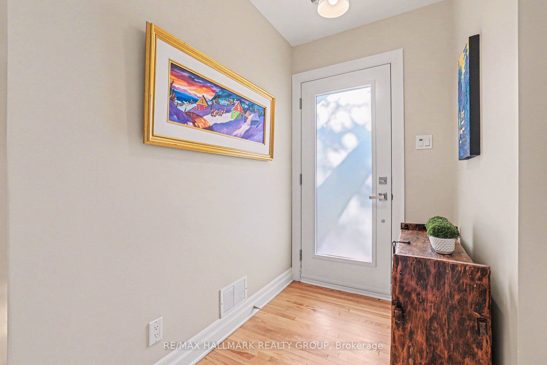 22 Dunvegan Road, Manor Park - Cardinal Glen and Area, ON K1K 3E9 photo 2