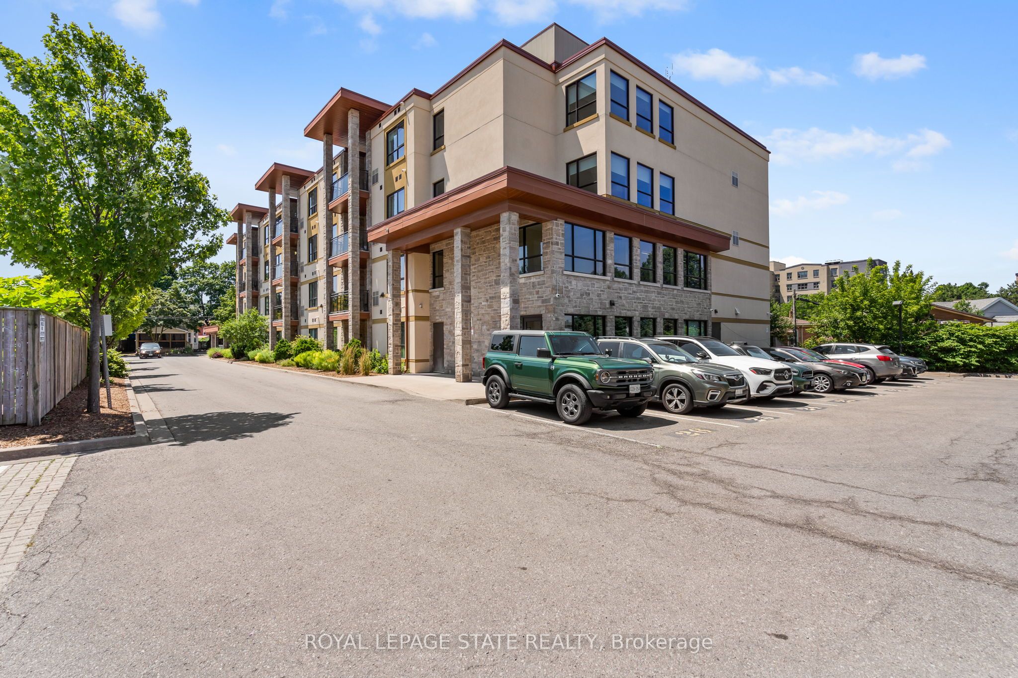 26 Wellington Street 402, St. Catharines, ON L2R 6Y8