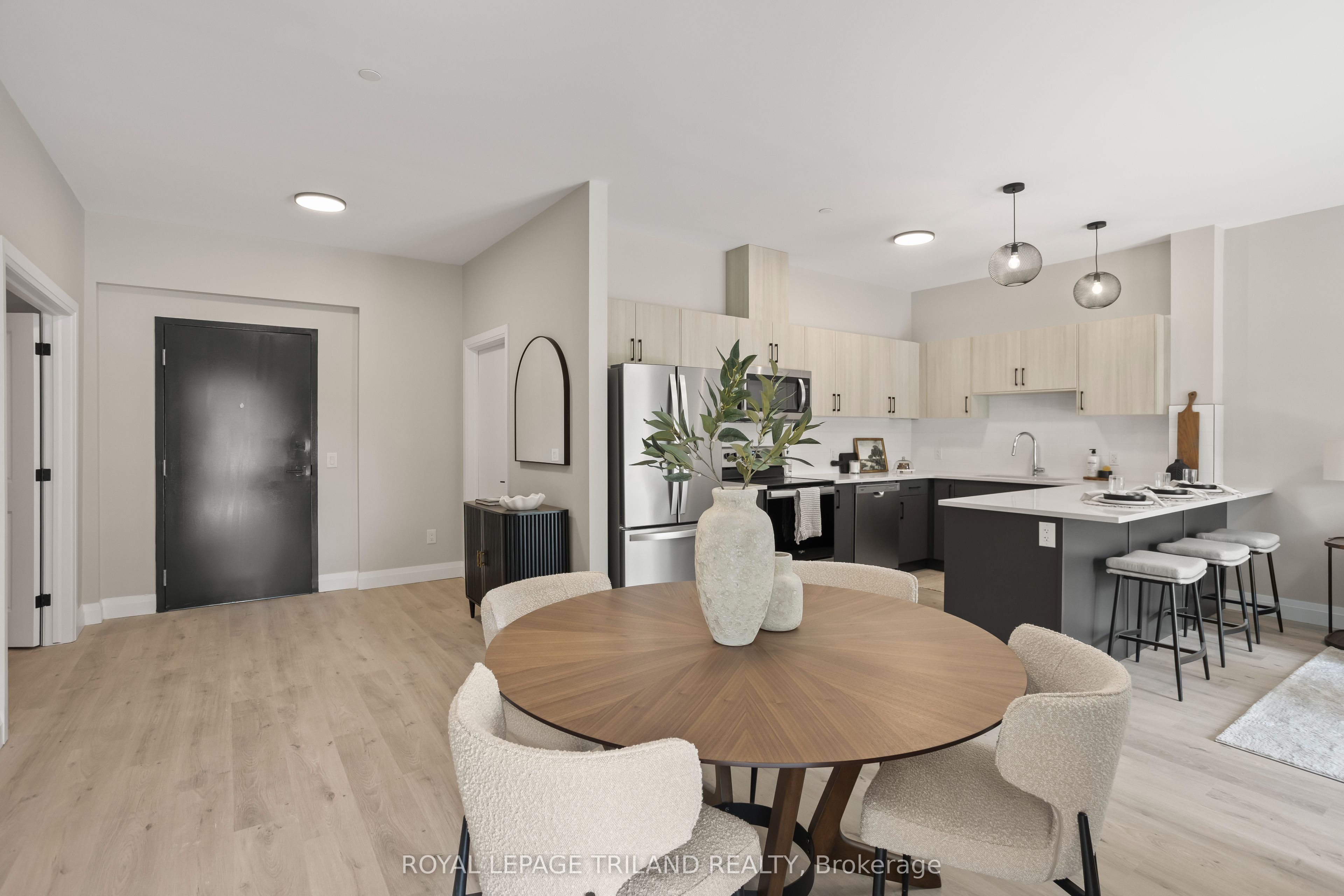 33318 RICHMOND Street 208, Lucan Biddulph, ON N0M 2J0 photo 3