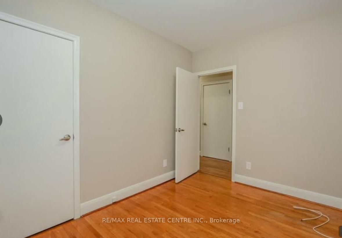 37 Mckenzie Avenue Main, Kitchener, ON N2H 2A7