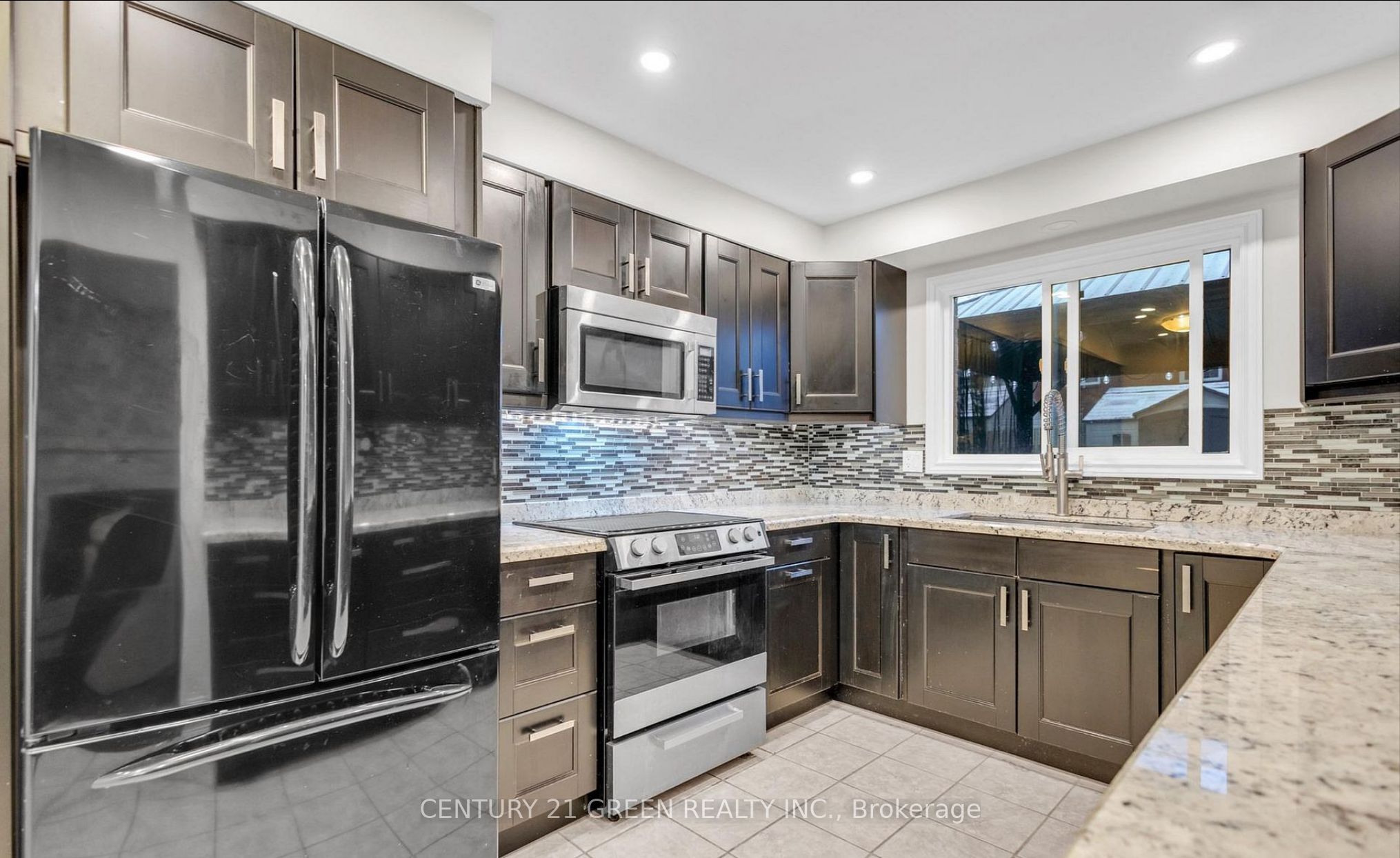 14 Clydebank Place Main & Upper, Hamilton, ON L8E 4K2 photo 4