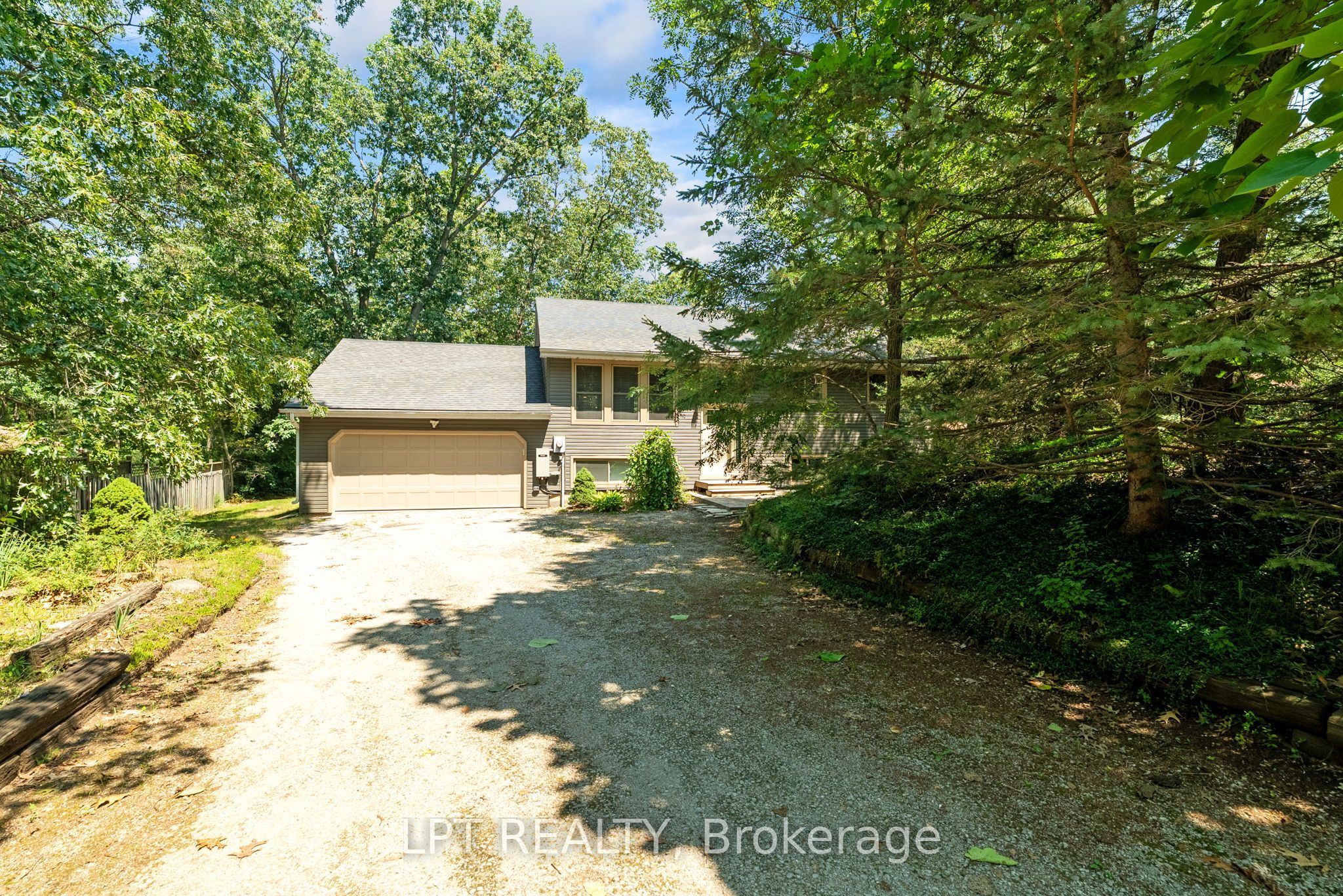 7806 Alfred Crescent, Lambton Shores, ON N0M 2L0 photo 2