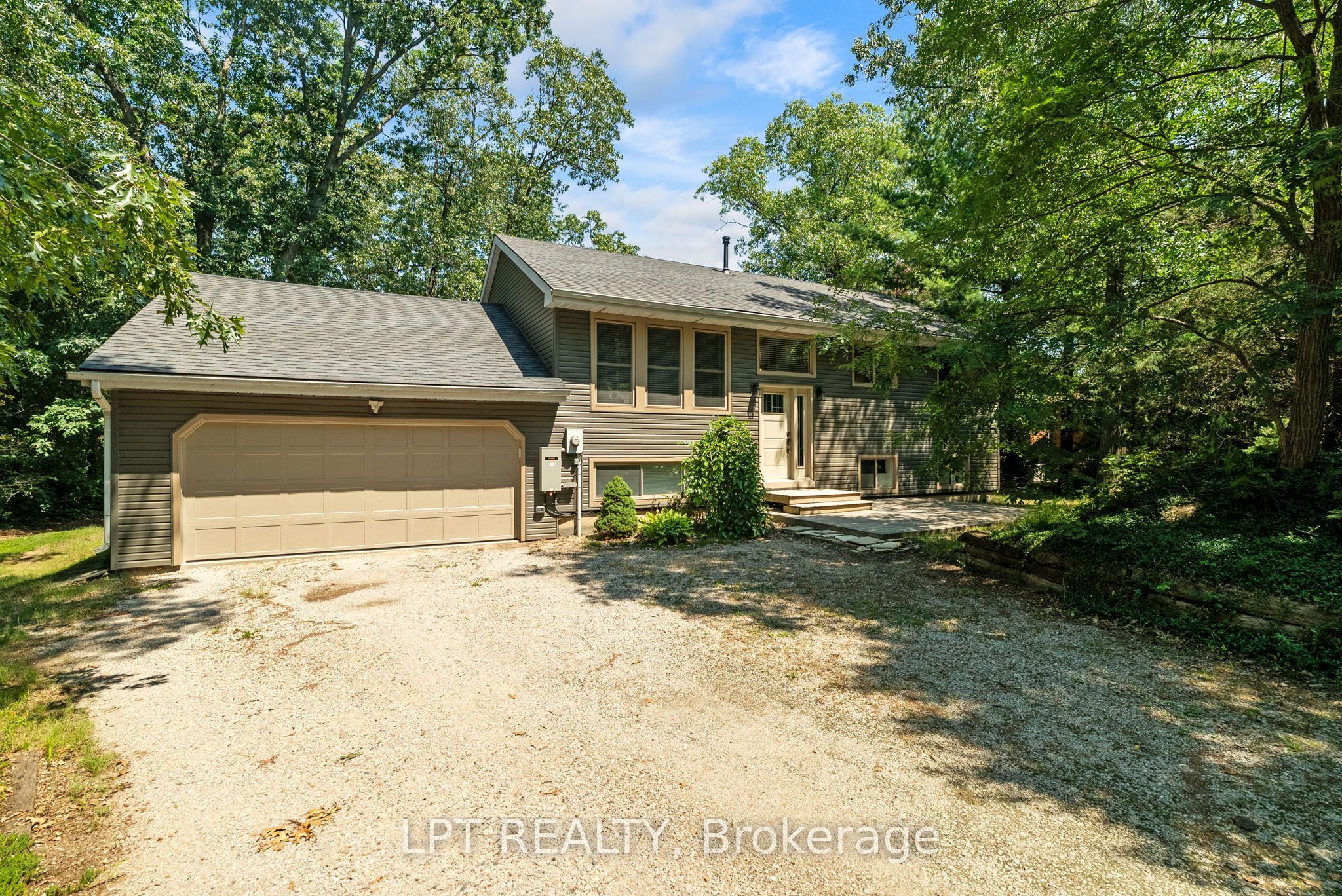 7806 Alfred Crescent, Lambton Shores, ON N0M 2L0 photo 3