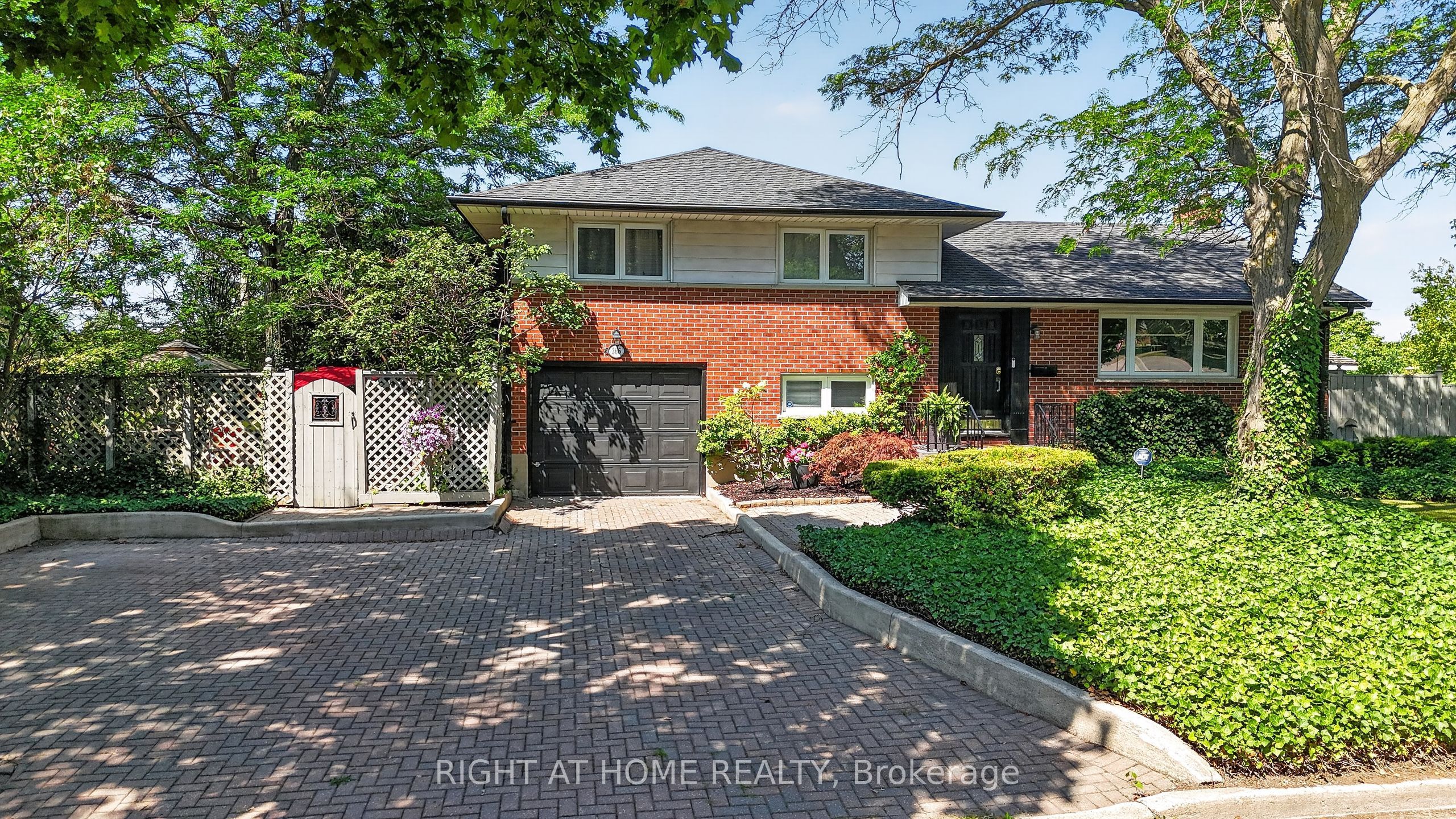 366 Burlington Crescent, London South, ON N5Z 3H1
