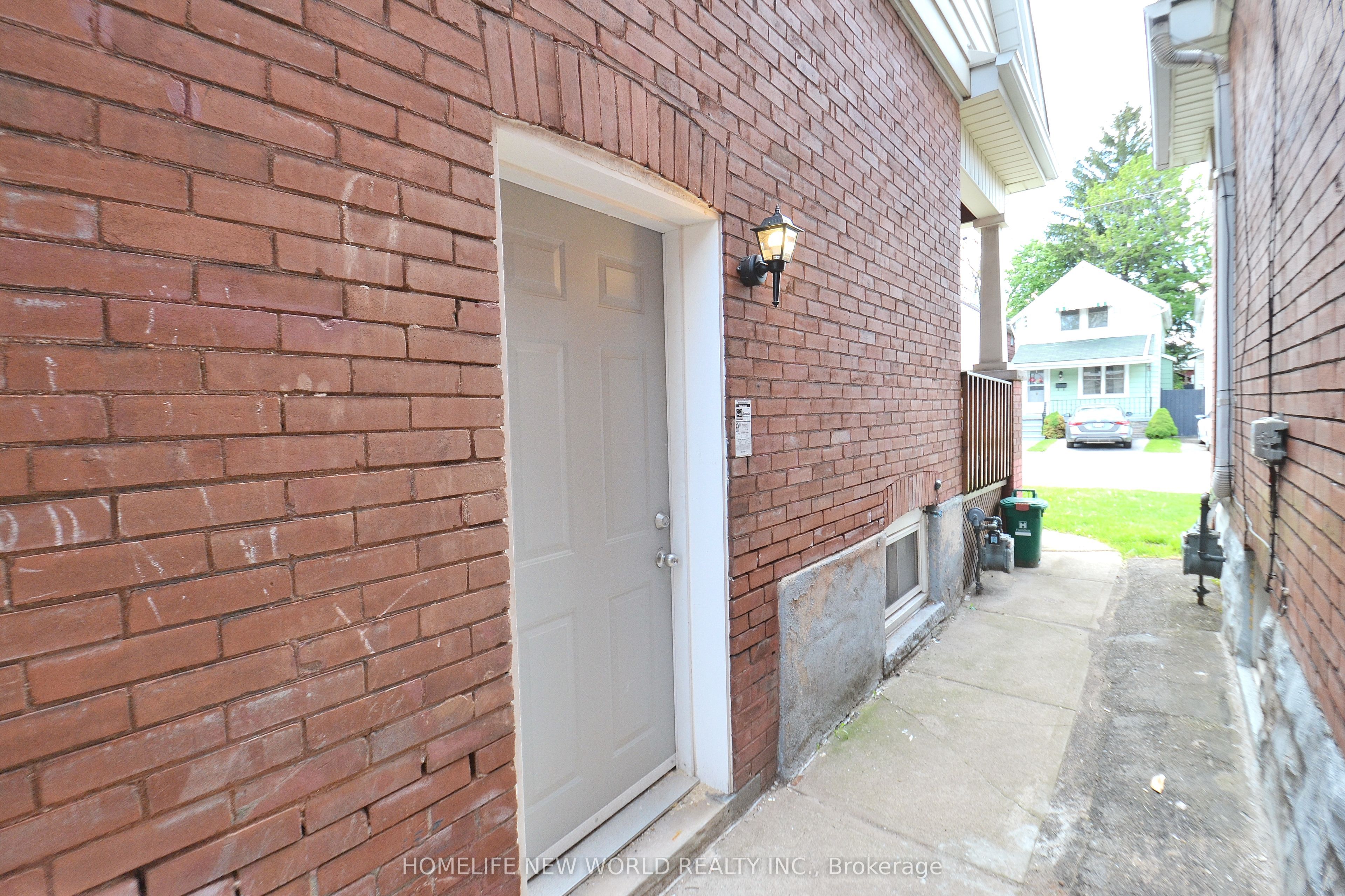 102 Belmont Avenue Lower, Hamilton, ON L8L 7M1 photo 2