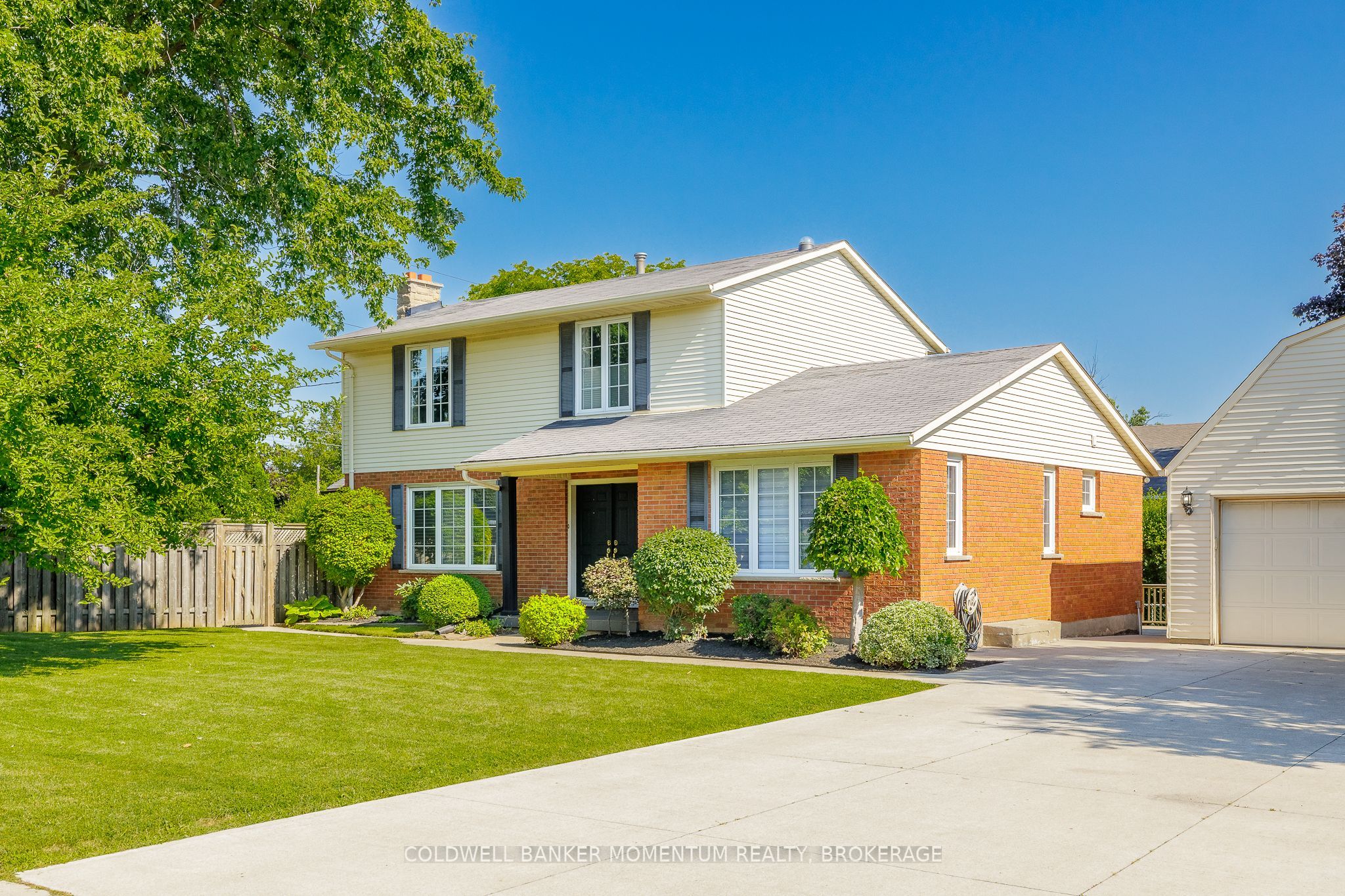 212 Livingston Avenue, Grimsby, ON L3M 4V8