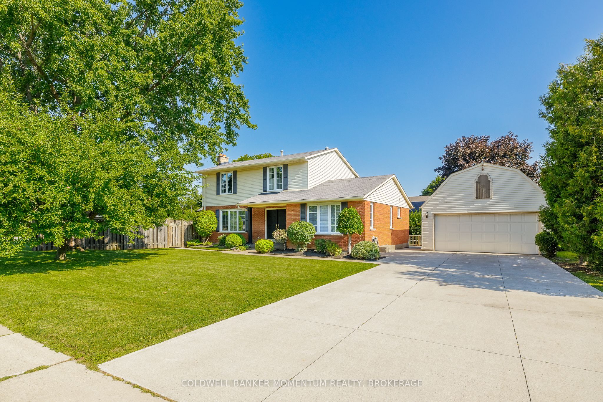 212 Livingston Avenue, Grimsby, ON L3M 4V8 photo 2