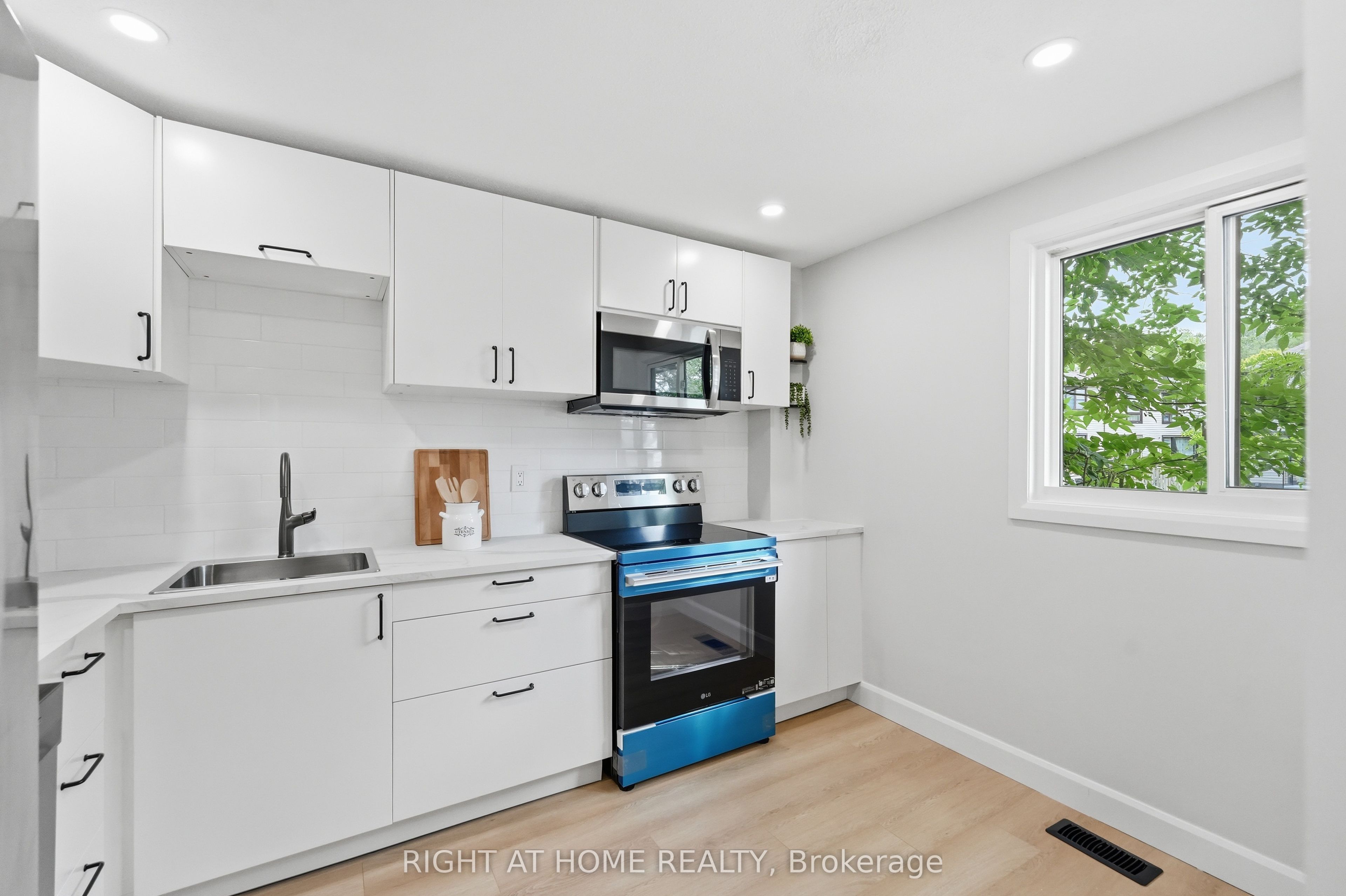 7874 Jeanne D'arc Boulevard 3, Orleans - Convent Glen and Area, ON K1C 2E9 photo 2