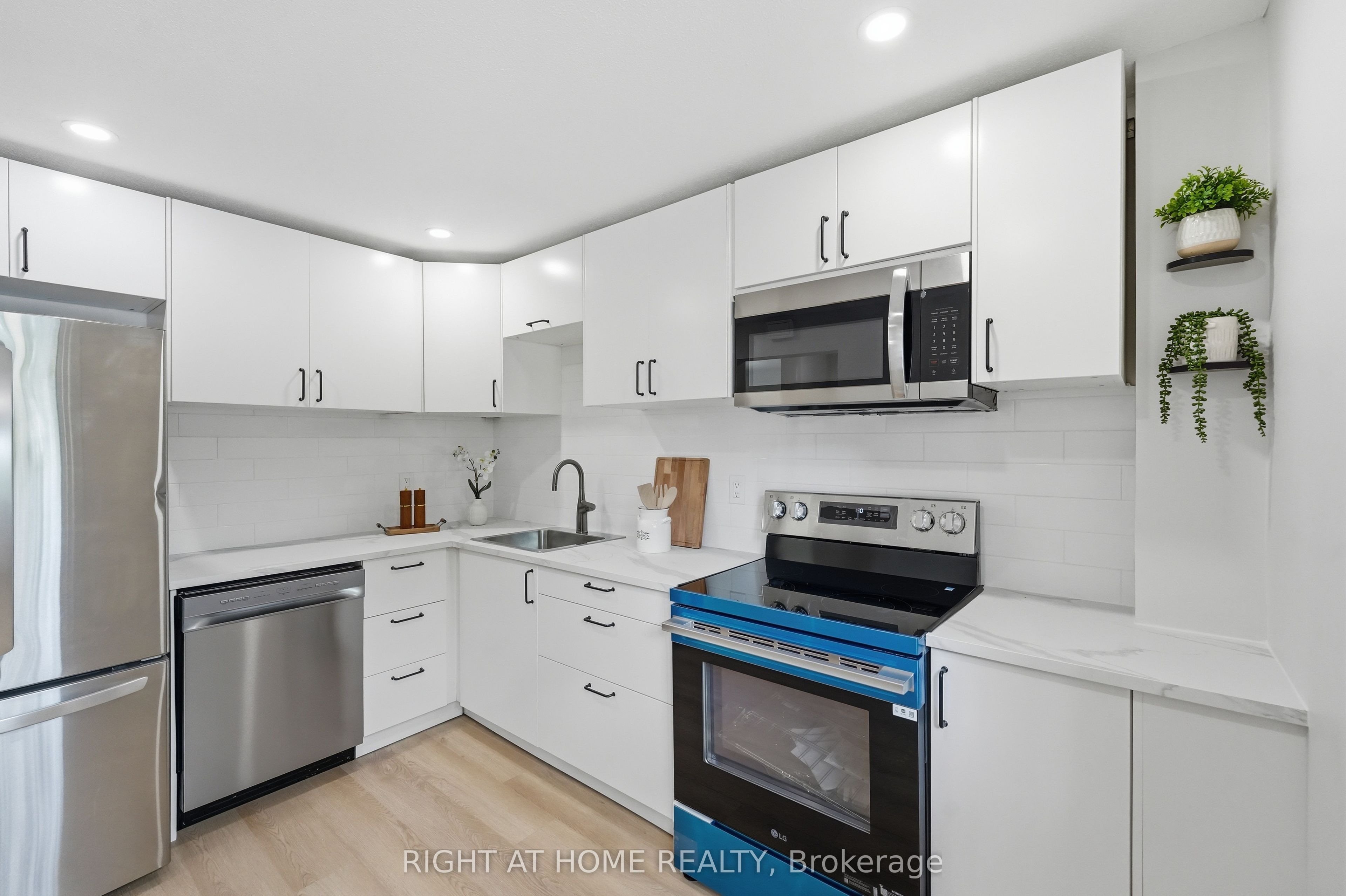 7874 Jeanne D'arc Boulevard 3, Orleans - Convent Glen and Area, ON K1C 2E9 photo 3