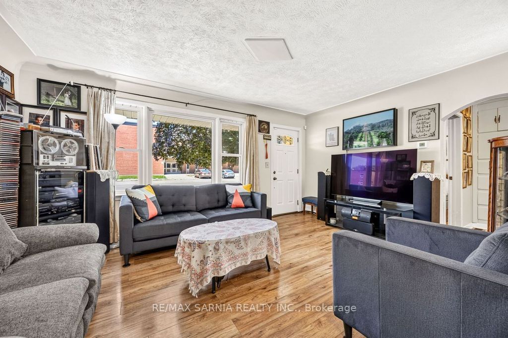 298 Lorne Avenue, Chatham-Kent, ON N8A 3Z2 photo 4
