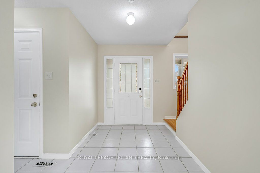 215 Rossmore Court, London South, ON N6C 6B7 photo 2