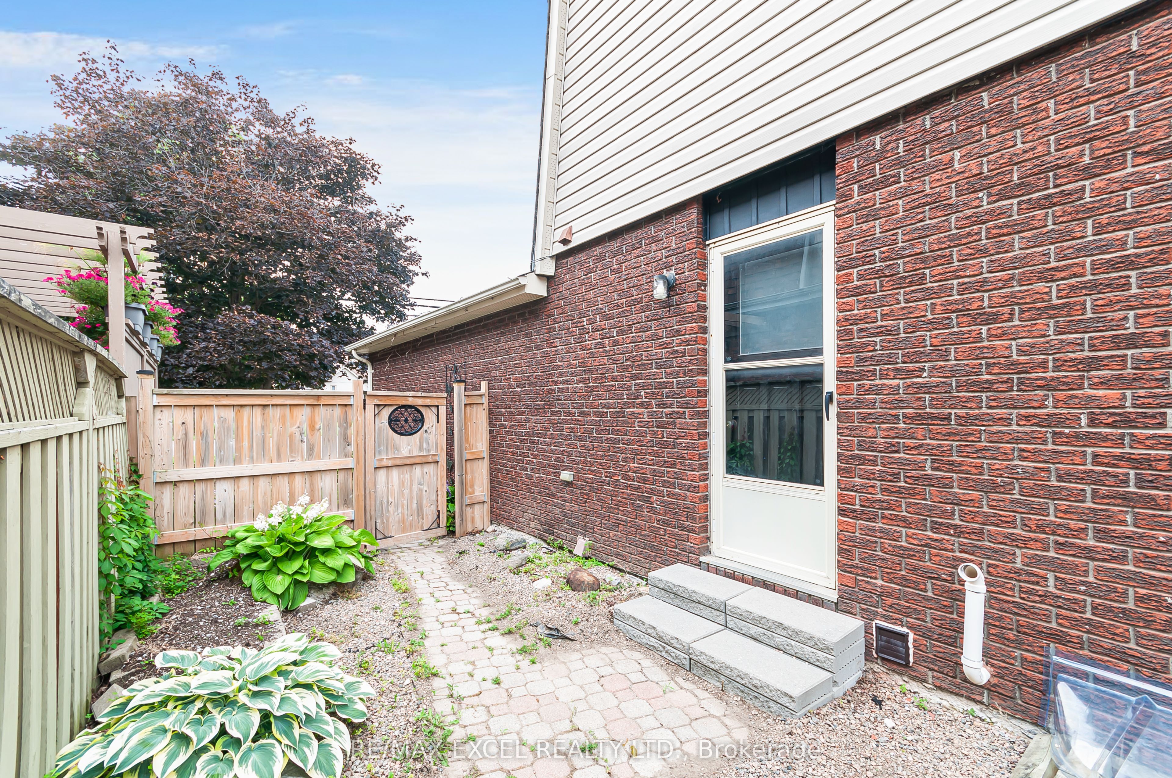218 Angeline Street N, Kawartha Lakes, ON K9V 5E9 photo 5