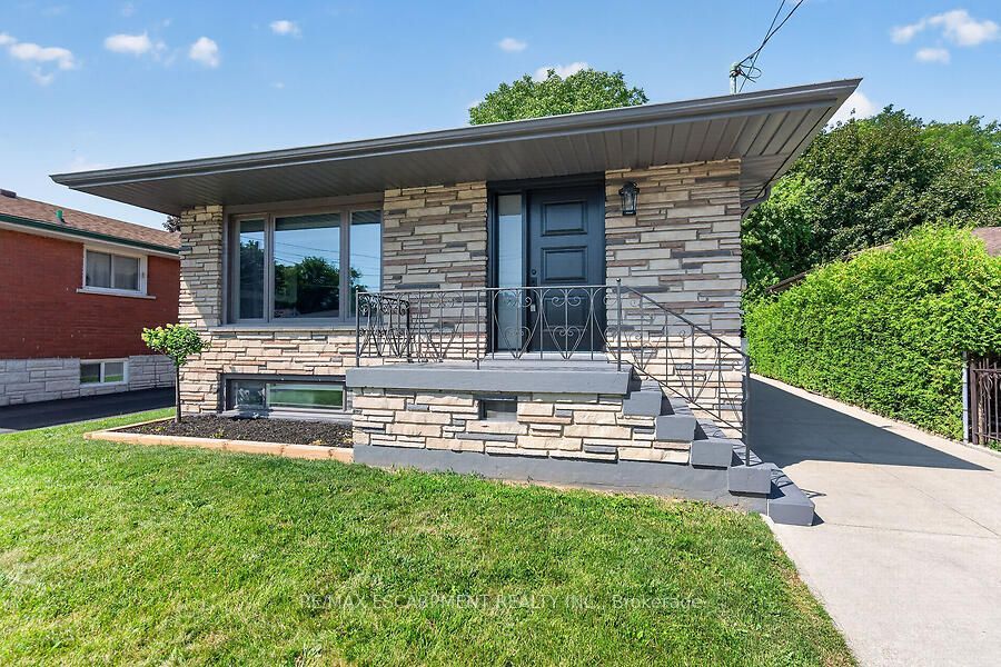 26 PARKLANDS Drive, Hamilton, ON L8K 4W7 photo 2