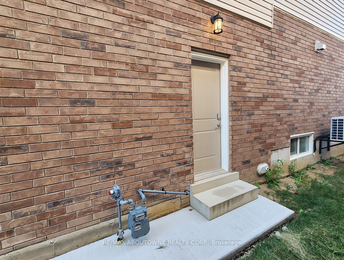 203 Rockledge Drive Lower, Hamilton, ON L0R 1P0 photo 2