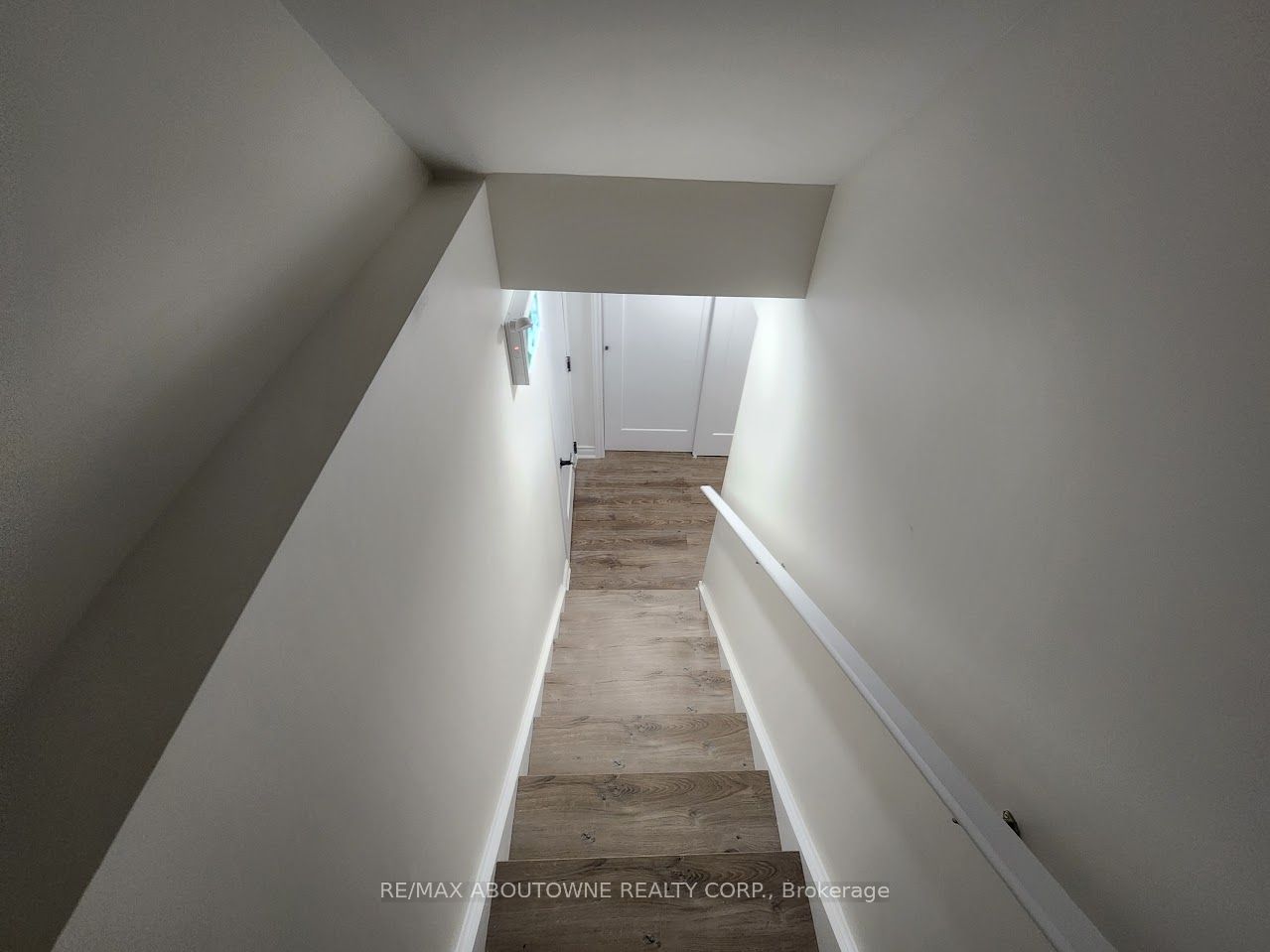 203 Rockledge Drive Lower, Hamilton, ON L0R 1P0 photo 3