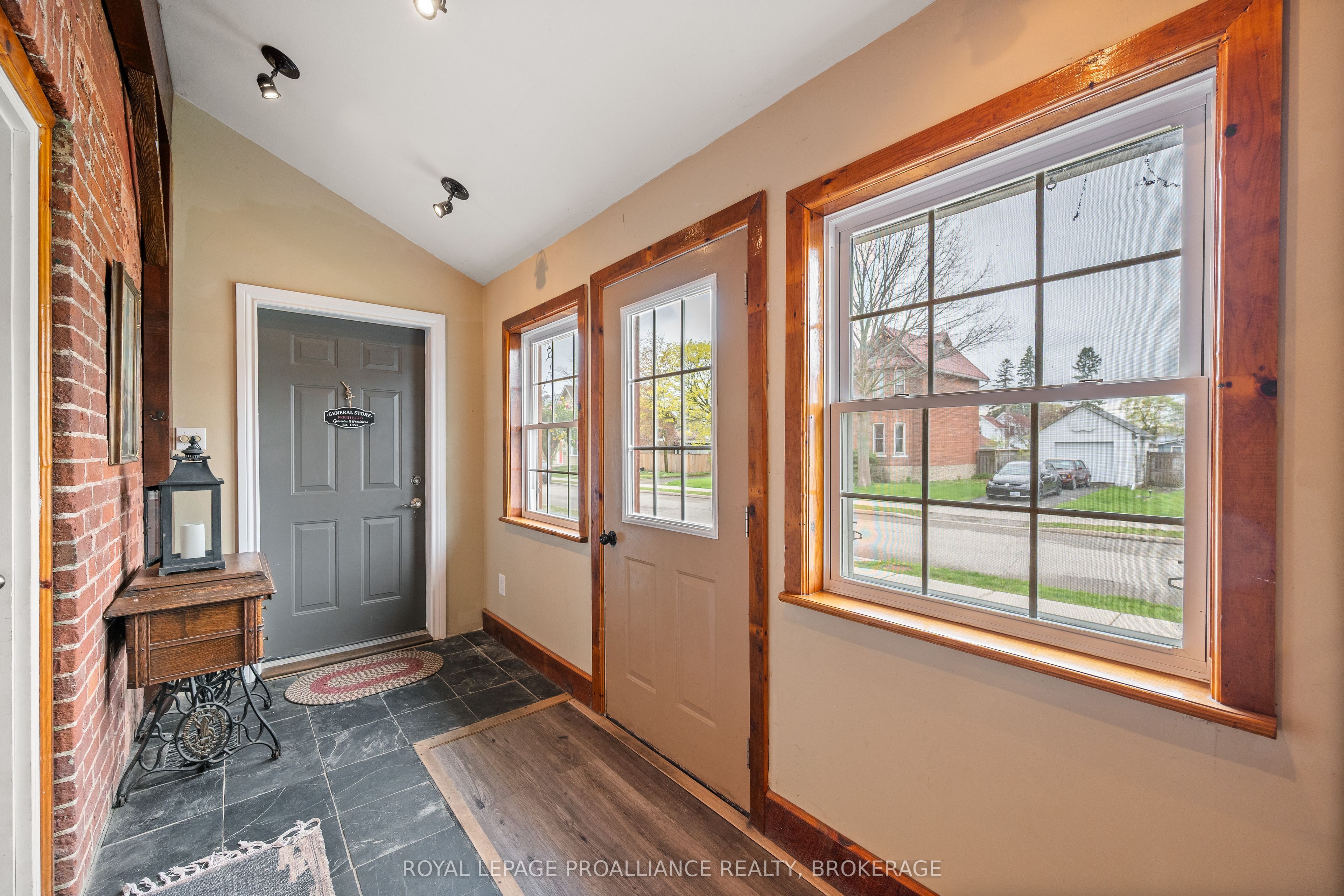 277 Brock Street, Gananoque, ON K7G 1K5 photo 5