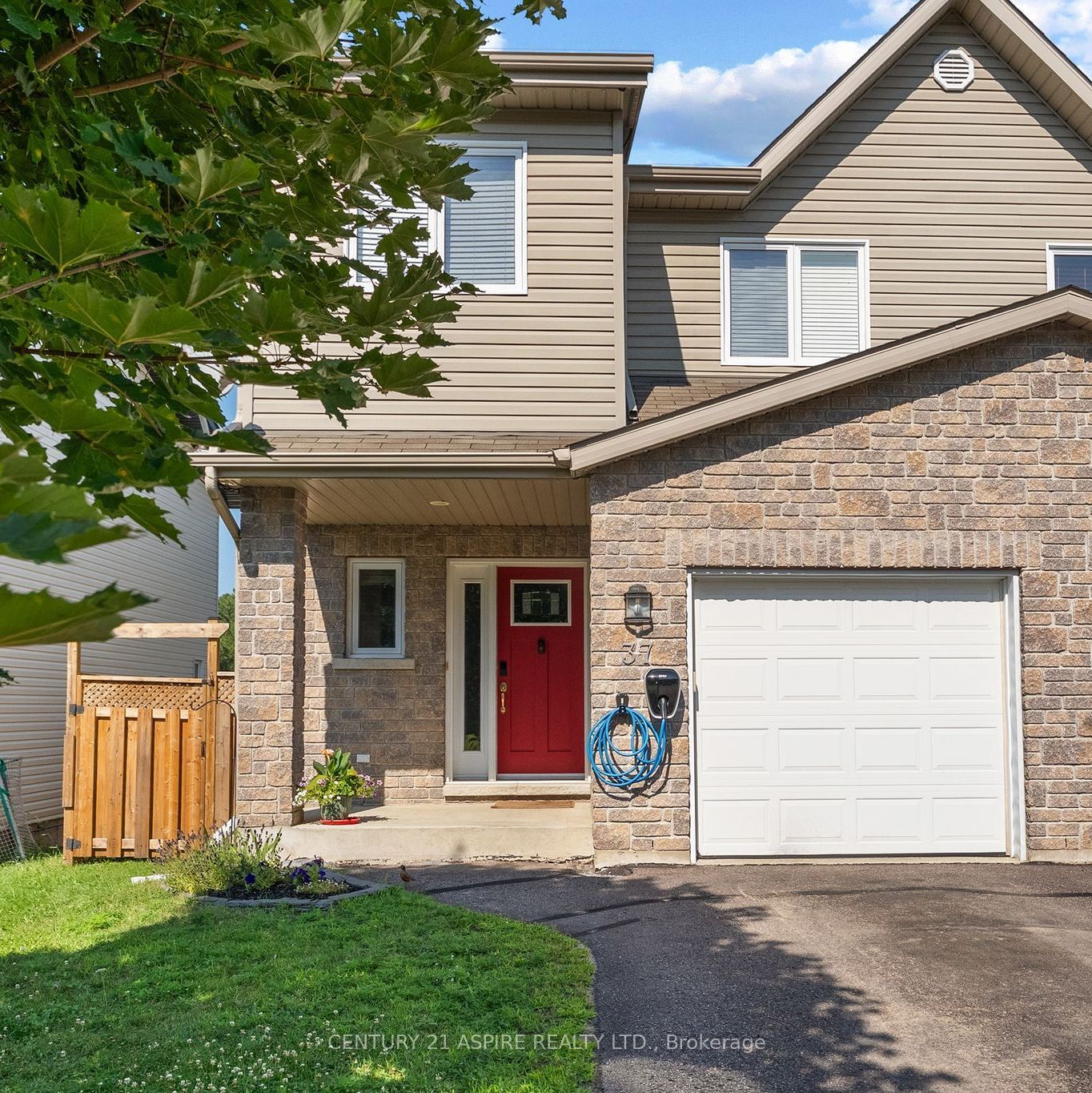 37 Northbrook Road, Petawawa, ON K8H 3N5